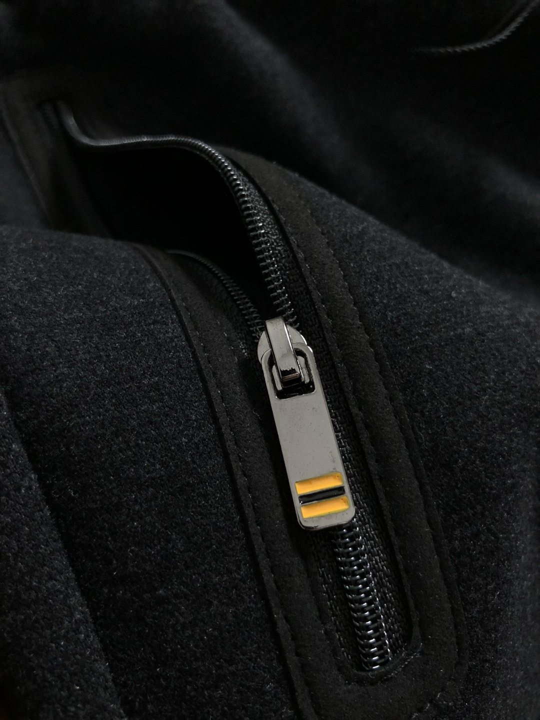 Zeg*合身版型29-362025秋冬老钱羊男休闲裤，以经典简约为主调，巧妙融入专柜五金辅料元素，打破传