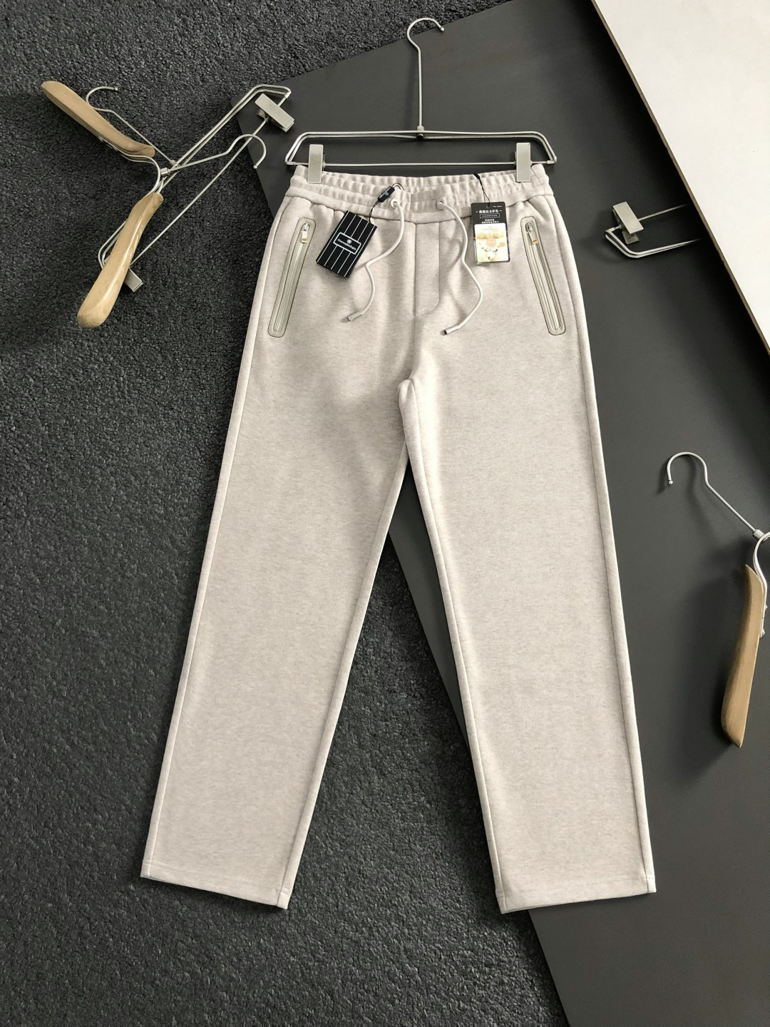 Zeg*合身版型29-362025秋冬老钱羊男休闲裤，以经典简约为主调，巧妙融入专柜五金辅料元素，打破传