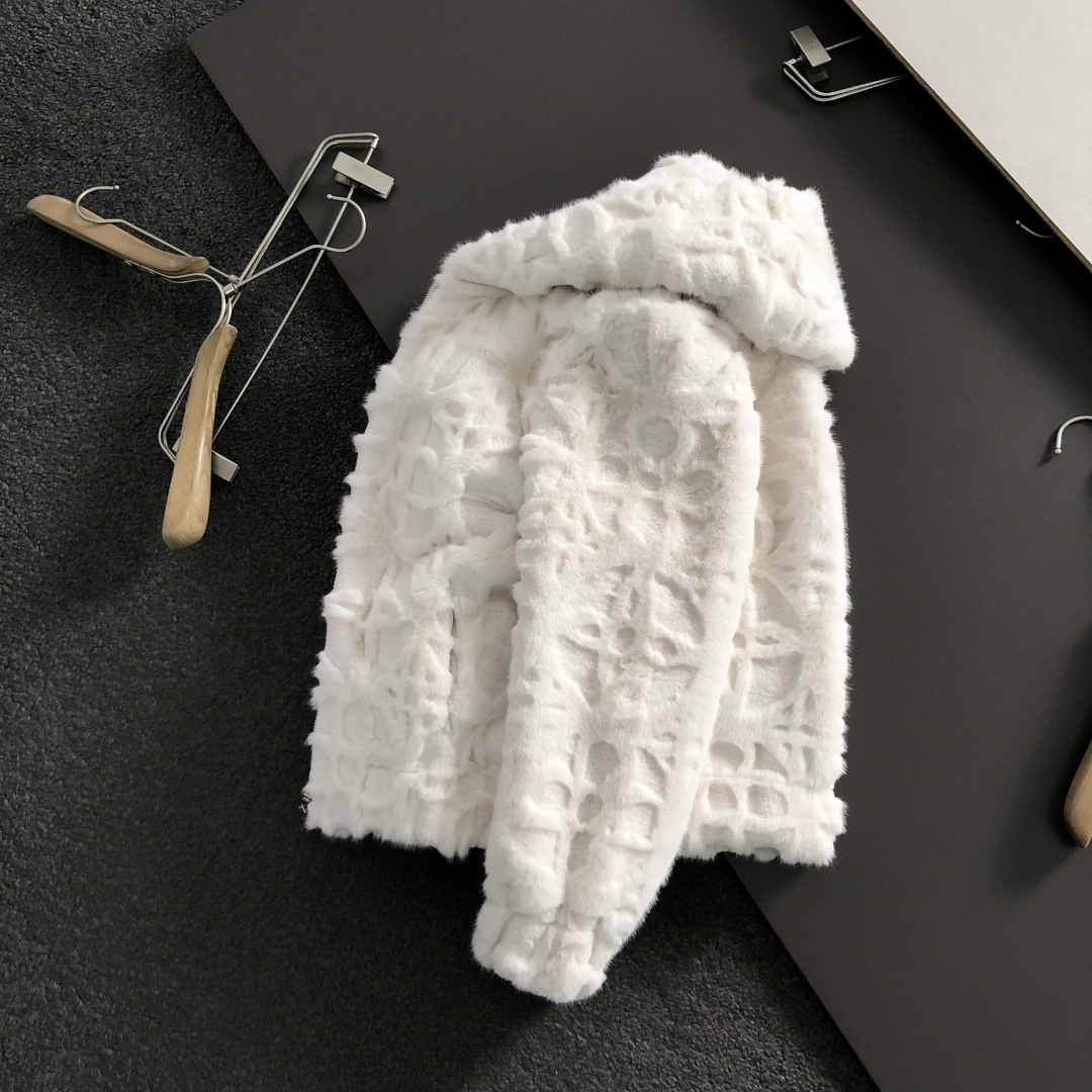 NO:622494,L brand* slightly wide version M-XXXl  The 2025 autumn and winter trendy mink velvet cardigan is mainly decorated with presbyopia and cleverly incorporates zipper hood elements to break the monotony of traditional mink velvet and highlight individuality and uninhibitedness. The three-dimensional tailoring fits the body shape and the design is neat and stylish. It can easily lengthen the leg lines and create a casual and free casual style. High quality  The fabric is stiff and wear-resistant, breathable and comfortable, and is suitable for daily outings or light outdoor scenes. The detailed webbing embellishments add a fashionable texture. Whether it is a casual look with T-shirts and jeans, or a mixed and matched style, it can be easily controlled. It is an indispensable fashion item in the autumn and winter transition seasons.  Available now for sale M-XXXL,,jeans,tees,t-shirt,hats,alexander wang19860909L牌*微宽版型M-XXXl 2025秋冬潮牌水貂绒开衫,以老花点缀为主调,巧妙融入拉链连帽元素,打破传统水貂绒的单调感,彰显个性与不羁.立体剪裁贴合身形,设计利落有型,轻松拉长腿部线条,打造随性洒脱的休闲风格.优质面料挺括耐磨,兼具透气性与舒适感,适合日常出街或轻户外场景.细节织带点缀,增添时尚质感,无论是搭配T恤牛仔裤的休闲look,还是叠的混搭风,都能轻松驾驭,是秋冬过渡季不可或缺的时尚单品. 现货发售发售M-XXXL,,jeans,tees，t-shirt,hats,alexander wang,Men's clothing