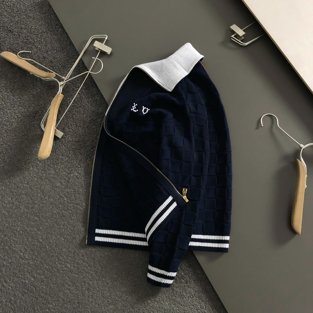 NO:622500,L brand* slightly wide version S-Xl shipped on the 28th  The 2025 autumn and winter trendy brand zipper woolen sweaters are mainly decorated with classic checkerboard elements and cleverly integrated with metal iron brand genuine leather logo elements, breaking the monotony of traditional woolen sweaters and highlighting individuality and uninhibitedness. The three-dimensional tailoring fits the body shape and the design is neat and stylish. It can easily lengthen the leg lines and create a casual and free style.  Casual style. The high-quality fabric is stiff and wear-resistant, breathable and comfortable, suitable for daily outings or light outdoor scenes. The details are embellished with webbing to add a fashionable texture. Whether it is a casual look with T-shirts and jeans, or a layered mix and match style, it can be easily controlled. It is an indispensable fashion item in the autumn and winter transition seasons.  Available now for sale S-Xl,,jeans,tees,t-shirt,alexander wang19860909L牌*微宽版型S-Xl 28号出货 2025秋冬潮牌拉链羊毛衫,以经典棋盘格元素点缀为主调,巧妙融入金属铁牌真皮logo元素,打破传统羊毛衫的单调感,彰显个性与不羁.立体剪裁贴合身形,设计利落有型,轻松拉长腿部线条,打造随性洒脱的休闲风格.优质面料挺括耐磨,兼具透气性与舒适感,适合日常出街或轻户外场景.细节织带点缀,增添时尚质感,无论是搭配T恤牛仔裤的休闲look,还是叠的混搭风,都能轻松驾驭,是秋冬过渡季不可或缺的时尚单品. 现货发售发售S-Xl,,jeans,tees，t-shirt,alexander wang,Men's clothing