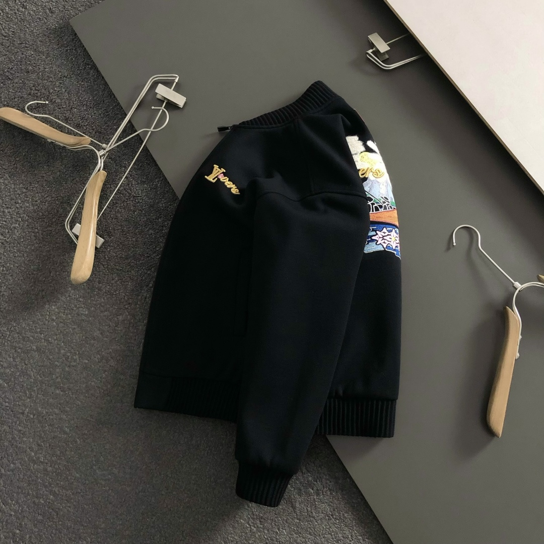 NO:622506,L brand*thin cotton version M-XXXl  The 2025 autumn and winter trendy brand thin cotton jacket is mainly decorated with gold thread embroidery, and cleverly incorporates multi-techniques and patch embroidery elements on the back panel to break the monotony of traditional jackets and highlight individuality and uninhibitedness. The three-dimensional tailoring fits the body shape, and the design is neat and stylish, easily elongating the leg lines, creating a casual and free casual style.  .High-quality fabric is stiff and wear-resistant, breathable and comfortable, suitable for daily outings or light outdoor scenes. Detailed webbing embellishments add a fashionable texture. Whether it is a casual look with T-shirts and jeans, or a mixed style layered, it can be easily controlled. It is an indispensable fashion item in the autumn and winter transition seasons.  Available now for sale M-XXXL,,jeans,jackets & coats,jackets & coats,tees,t-shirt,alexander wang19860909L牌*薄棉版型M-XXXl 2025秋冬潮牌薄棉夹克,以金线刺绣点缀为主调,巧妙融入后幅多工艺融合贴布绣元素,打破传统外套的单调感,彰显个性与不羁.立体剪裁贴合身形,设计利落有型,轻松拉长腿部线条,打造随性洒脱的休闲风格.优质面料挺括耐磨,兼具透气性与舒适感,适合日常出街或轻户外场景.细节织带点缀,增添时尚质感,无论是搭配T恤牛仔裤的休闲look,还是叠的混搭风,都能轻松驾驭,是秋冬过渡季不可或缺的时尚单品. 现货发售发售M-XXXL,,jeans,jackets & coats,jackets & coats,tees，t-shirt,alexander wang,Men's clothing