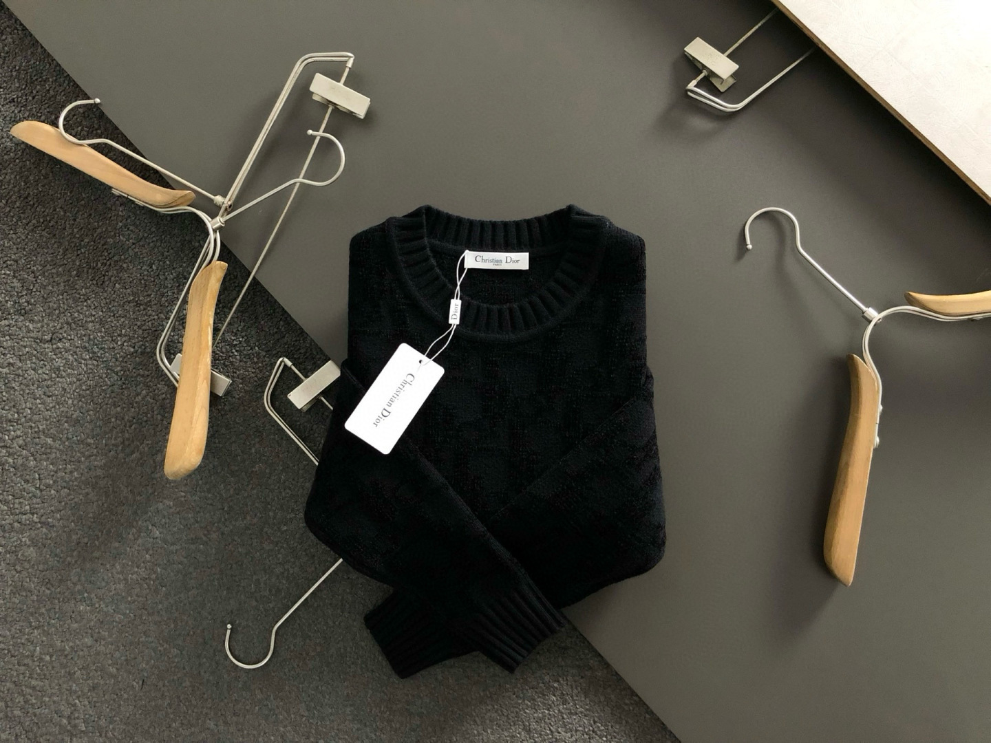 NO:622518,Dir* slightly wide version M-XXXL 2025 autumn and winter black all-over letter embossed thread embroidery crew neck sweater, exquisite crafts counter fabrics, top-notch elements, classic short sleeves with 3 labels, trendy men's fashion, both upper body comfort and unparalleled existence 170-135 (M) 175-150 (L) 178-160 (XL) 180-170 (XXL)  180-180(XXXL),,T-shirt,alexander wang19860909Dir*微宽版型M-XXXL 2025秋冬黑色满幅排列字母浮雕线绣圆领针织衫,精致工艺专柜面料,顶级元素融合打造,经典短袖3标齐全,潮男时尚,无论是上身舒适度还是都是无可比拟的存在 170-135(M) 175-150(L) 178-160(XL)180-170(XXL) 180-180(XXXL),,T-shirt,alexander wang,Men's clothing