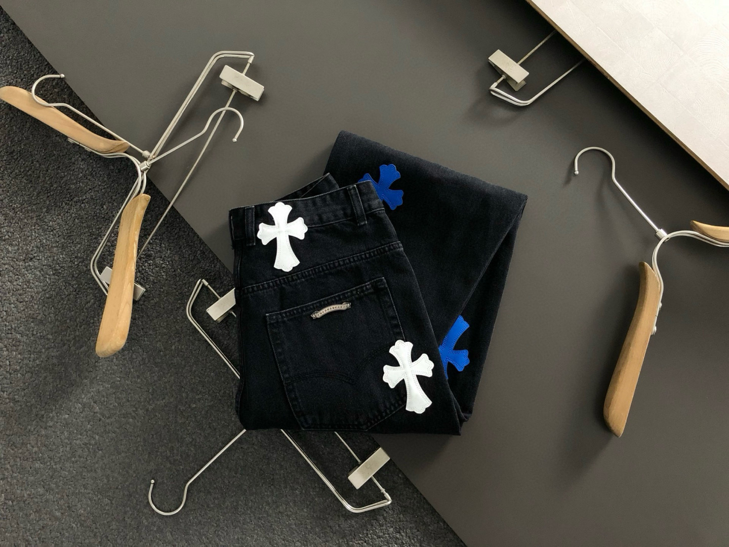 NO:622523,Ch*Loose fit S-XXl 25 Autumn and Winter Ox King top washed colorful cross label jeans, exquisite crafts counter fabrics, blended with top elements, complete with 3 labels, trendy men's fashion, unparalleled in terms of upper body comfort,,jeans,alexander wang19860909Ch*宽松版型S-XXl 25秋冬牛王顶级水洗彩色十字贴标标牌牛仔裤,精致工艺专柜面料,顶级元素融合打造,3标齐全,潮男时尚,无论是上身舒适度还是都是无可比拟,,jeans,alexander wang,Men's clothing