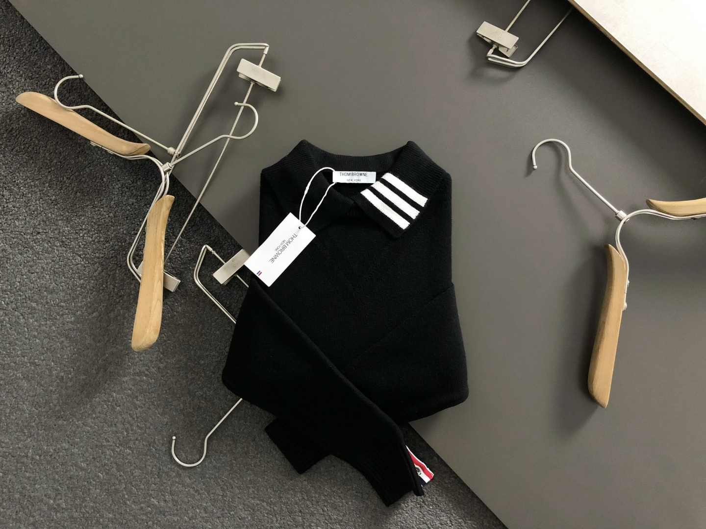 NO:622531,Tb*fitted version M-XXXl  The 2025 autumn and winter fashion brand sweaters are mainly decorated with three-bar jacquard on the neckline, and are cleverly integrated with webbing elements on the hem, breaking the monotony of traditional sweaters and highlighting individuality and uninhibitedness. The three-dimensional tailoring fits the body shape, and the design is neat and stylish, easily elongating the leg lines, creating a casual and free casual style. Excellent  The high-quality fabric is crisp and wear-resistant, with both breathability and comfort, making it suitable for daily outings or light outdoor scenes. The detailed webbing embellishments add a fashionable texture. Whether it is a casual look with T-shirts and jeans, or a mixed style with layers, it can be easily managed. It is an indispensable fashion item in the autumn and winter transition seasons.  Available now for sale M-XXXL,,jeans,tees,t-shirt,alexander wang19860909Tb*合身版型M-XXXl 2025秋冬潮牌针织衫,以领口三杠提花点缀为主调,巧妙融入下摆织带元素,打破传统针织衫的单调感,彰显个性与不羁.立体剪裁贴合身形,设计利落有型,轻松拉长腿部线条,打造随性洒脱的休闲风格.优质面料挺括耐磨,兼具透气性与舒适感,适合日常出街或轻户外场景.细节织带点缀,增添时尚质感,无论是搭配T恤牛仔裤的休闲look,还是叠的混搭风,都能轻松驾驭,是秋冬过渡季不可或缺的时尚单品. 现货发售发售M-XXXL,,jeans,tees，t-shirt,alexander wang,Men's clothing