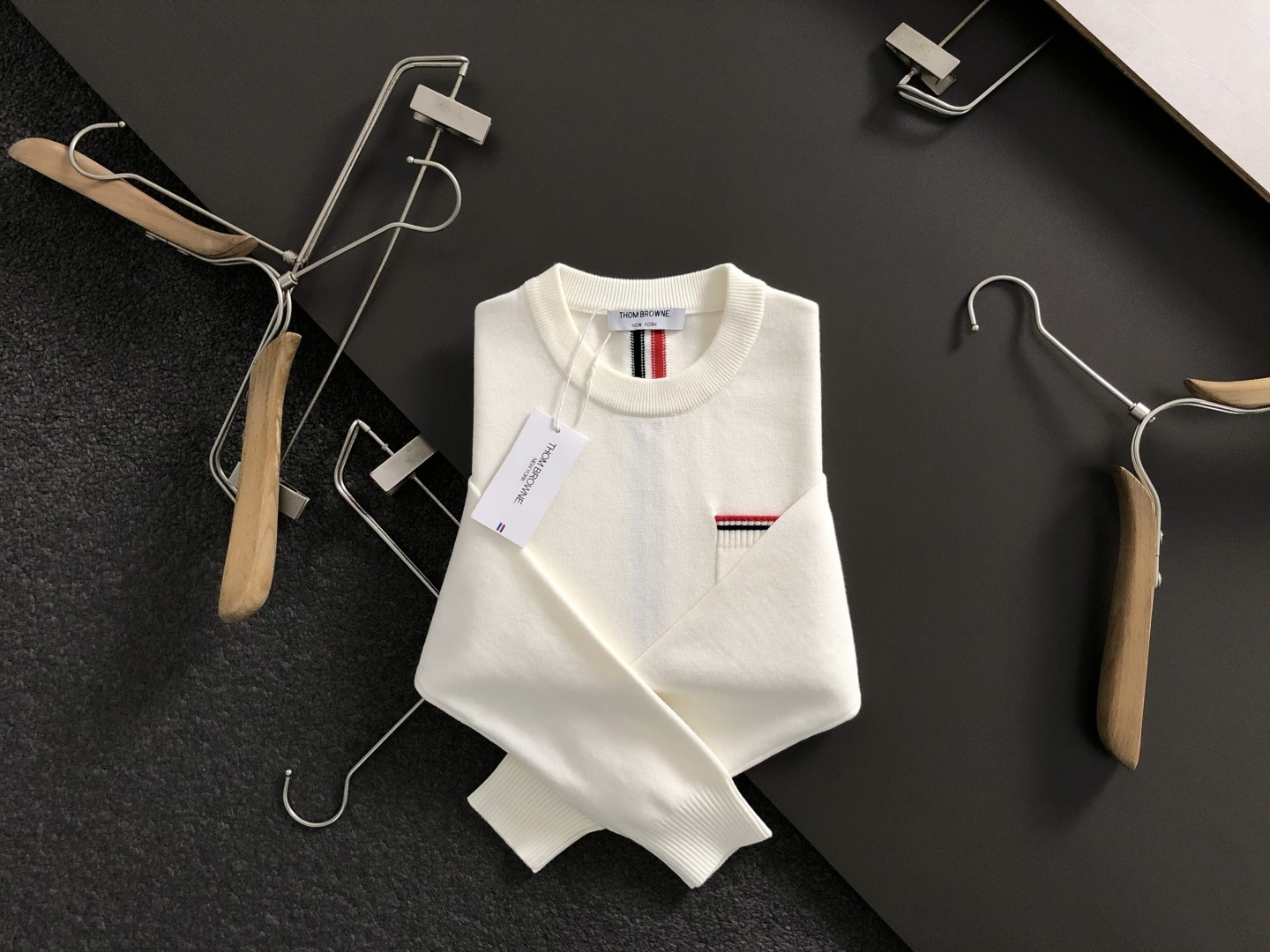 NO:622534,Tb*fitted version M-XXXl  The 2025 autumn and winter fashion brand sweaters are mainly decorated with jacquard pockets and cleverly integrated with hem webbing elements, breaking the monotony of traditional sweaters and highlighting individuality and uninhibitedness. The three-dimensional tailoring fits the body shape, and the design is neat and stylish, easily elongating the leg lines, creating a casual and free casual style. High quality  The fabric is stiff and wear-resistant, breathable and comfortable, and is suitable for daily outings or light outdoor scenes. The detailed webbing embellishments add a fashionable texture. Whether it is a casual look with T-shirts and jeans, or a mixed and matched style, it can be easily controlled. It is an indispensable fashion item in the autumn and winter transition seasons.  Available now for sale M-XXXL,,jeans,tees,t-shirt,alexander wang19860909Tb*合身版型M-XXXl 2025秋冬潮牌针织衫,以提花口袋点缀为主调,巧妙融入下摆织带元素,打破传统针织衫的单调感,彰显个性与不羁.立体剪裁贴合身形,设计利落有型,轻松拉长腿部线条,打造随性洒脱的休闲风格.优质面料挺括耐磨,兼具透气性与舒适感,适合日常出街或轻户外场景.细节织带点缀,增添时尚质感,无论是搭配T恤牛仔裤的休闲look,还是叠的混搭风,都能轻松驾驭,是秋冬过渡季不可或缺的时尚单品. 现货发售发售M-XXXL,,jeans,tees，t-shirt,alexander wang,Men's clothing