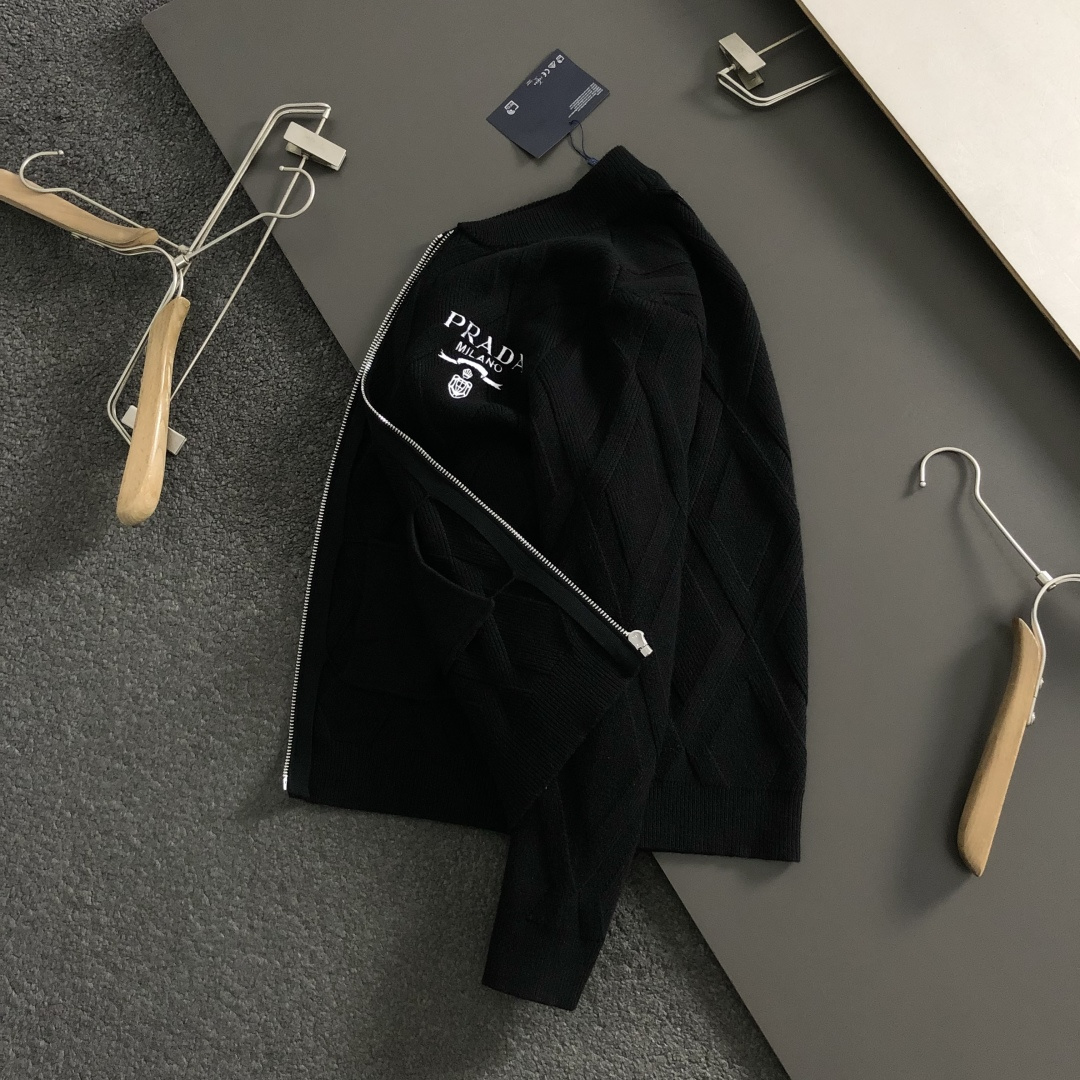 NO:622537,prad* slightly wide version M-XXXl  The 2025 autumn and winter trendy wool knitted cardigan is mainly decorated with embroidered letters, and cleverly incorporates hidden zipper elements to break the monotony of traditional knitted sweaters and highlight individuality and uninhibitedness. The three-dimensional tailoring fits the body shape, and the design is neat and stylish, easily elongating the leg lines, creating a casual and free casual style.  The high-quality fabric is stiff and wear-resistant, breathable and comfortable, and is suitable for daily outings or light outdoor scenes. The detailed webbing embellishments add a fashionable texture. Whether it is a casual look with T-shirts and jeans, or a mixed style with layers, it can be easily managed. It is an indispensable fashion item in the autumn and winter transition seasons.  Available now for sale M-XXXL,, prada, jeans, tees, t-shirt, alexander wang19860909prad*微宽版型M-XXXl 2025秋冬潮牌羊毛针织开衫,以刺绣字母点缀为主调,巧妙融入暗纹拉链元素,打破传统针织衫的单调感,彰显个性与不羁.立体剪裁贴合身形,设计利落有型,轻松拉长腿部线条,打造随性洒脱的休闲风格.优质面料挺括耐磨,兼具透气性与舒适感,适合日常出街或轻户外场景.细节织带点缀,增添时尚质感,无论是搭配T恤牛仔裤的休闲look,还是叠的混搭风,都能轻松驾驭,是秋冬过渡季不可或缺的时尚单品. 现货发售发售M-XXXL,,prada,jeans,tees，t-shirt,alexander wang,Men's clothing