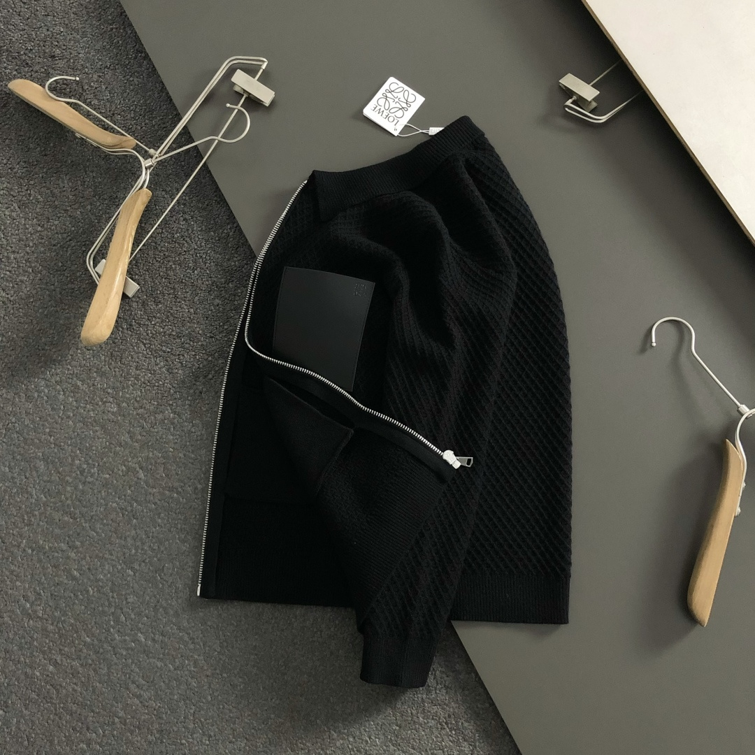 NO:622540,Low* slightly wide version M-XXXl  The 2025 autumn and winter trendy wool knitted cardigan is mainly decorated with leather pockets and cleverly incorporates hidden zipper elements to break the monotony of traditional knitted sweaters and highlight individuality and uninhibitedness. The three-dimensional tailoring fits the body shape and the design is neat and stylish, easily elongating the leg lines and creating a casual and free casual style.  The high-quality fabric is stiff and wear-resistant, breathable and comfortable, and is suitable for daily outings or light outdoor scenes. The detailed webbing embellishments add a fashionable texture. Whether it is a casual look with T-shirts and jeans, or a mixed style with layers, it can be easily managed. It is an indispensable fashion item in the autumn and winter transition seasons.  Available now for sale M-XXXL,,jeans,tees,t-shirt,alexander wang19860909Low*微宽版型M-XXXl 2025秋冬潮牌羊毛针织开衫,以真皮口袋点缀为主调,巧妙融入暗纹拉链元素,打破传统针织衫的单调感,彰显个性与不羁.立体剪裁贴合身形,设计利落有型,轻松拉长腿部线条,打造随性洒脱的休闲风格.优质面料挺括耐磨,兼具透气性与舒适感,适合日常出街或轻户外场景.细节织带点缀,增添时尚质感,无论是搭配T恤牛仔裤的休闲look,还是叠的混搭风,都能轻松驾驭,是秋冬过渡季不可或缺的时尚单品. 现货发售发售M-XXXL,,jeans,tees，t-shirt,alexander wang,Men's clothing