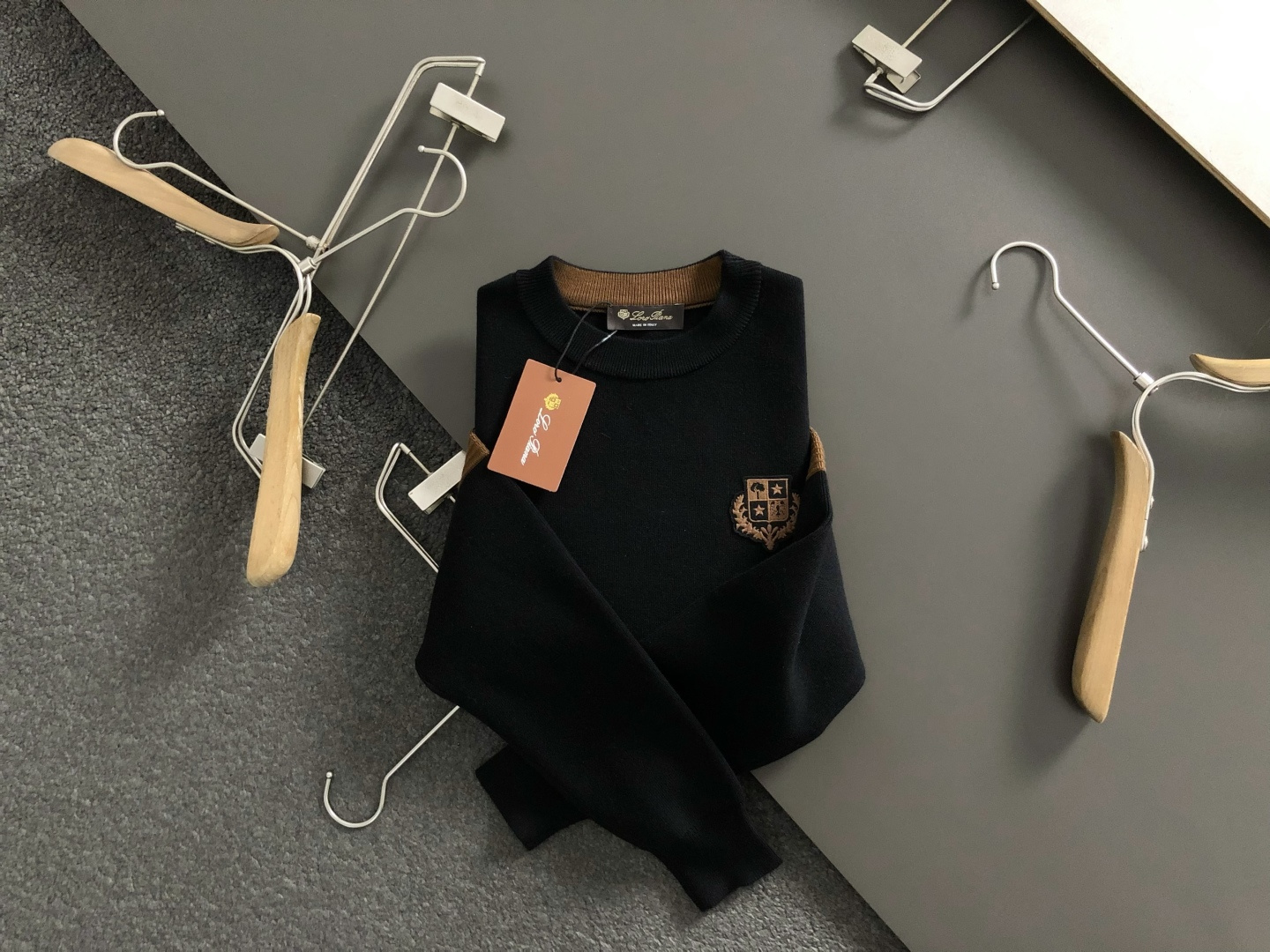 NO:622532,Lp*fitted version M-XXXl  The 2025 autumn and winter trendy brand woolen sweaters are mainly decorated with contrasting coffee colors and clever medal embroidery elements to break the monotony of traditional woolen sweaters and highlight individuality and uninhibitedness. The three-dimensional tailoring fits the body shape and the design is neat and stylish. It can easily lengthen the leg lines and create a casual and free casual style. High-quality surface  The material is stiff and wear-resistant, breathable and comfortable, making it suitable for daily outings or light outdoor scenes. The details are embellished with webbing to add a fashionable texture. Whether it is a casual look with T-shirts and jeans, or a mixed and matched style, it can be easily controlled. It is an indispensable fashion item in the autumn and winter transition seasons.  Available now for sale M-XXXL,,loro piana,jeans,tees,t-shirt,alexander wang19860909Lp*合身版型M-XXXl 2025秋冬潮牌羊毛衫,以咖色撞色点缀为主调,巧妙勋章刺绣元素,打破传统羊毛衫的单调感,彰显个性与不羁.立体剪裁贴合身形,设计利落有型,轻松拉长腿部线条,打造随性洒脱的休闲风格.优质面料挺括耐磨,兼具透气性与舒适感,适合日常出街或轻户外场景.细节织带点缀,增添时尚质感,无论是搭配T恤牛仔裤的休闲look,还是叠的混搭风,都能轻松驾驭,是秋冬过渡季不可或缺的时尚单品. 现货发售发售M-XXXL,,loro piana,jeans,tees，t-shirt,alexander wang,Men's clothing