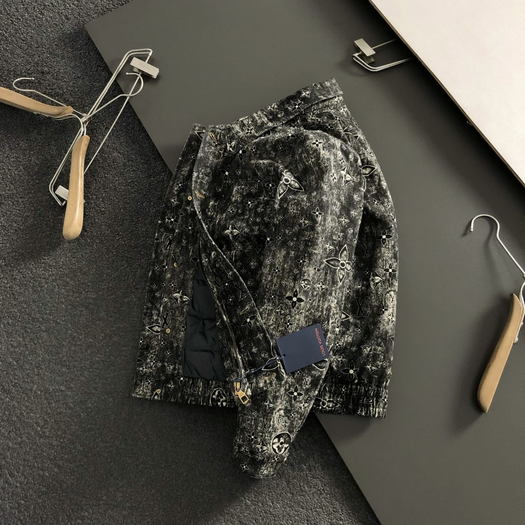 NO:622535,L brand *fitting version Size M-xxxl 2026 top quality washed distressed denim down original 1:1 customized hardware accessories all imported original customization Welcome to compare at the counter Absolutely high quality Use top 90 white duck down Super soft and full of feathers Super heavy fabric with good workmanship, perfect version Note that the fabric is super comfortable Exclusive model Non-market goods Same size for men and women M~XXXL Gray Blue, down jacket, alexander wang19860909L牌*合身版型 尺码M-xxxl 2026顶级水洗做旧牛仔羽绒原版1:1订制五金配件全进口原版定制 欢迎专柜对比 绝对的高品质 采用顶级90白鸭绒 超柔软 充羽量蓬松饱满 超级重面料做工杠杠的,版型完美 注意面料超舒服 独家款 非市场货 男女同款尺码M~XXXL灰色 蓝色,,down jacket,alexander wang,Men's clothing