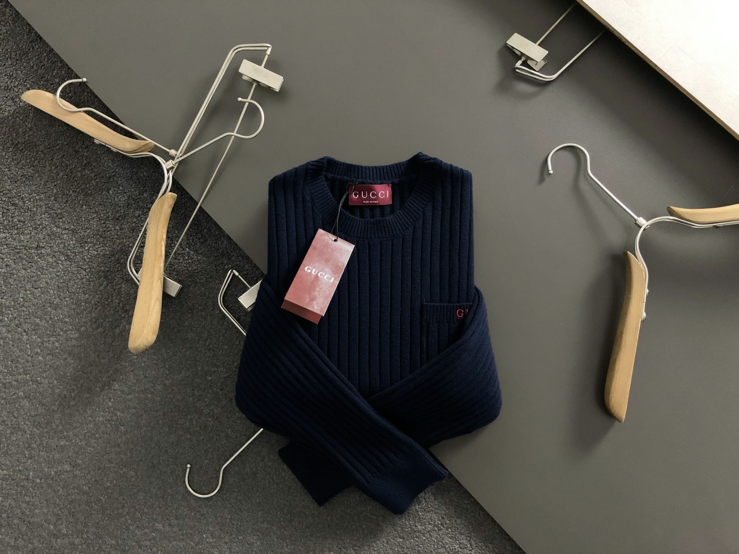 NO:622541,Gucc fit S-Xl  The 2025 autumn and winter trendy round-neck wool sweater is mainly decorated with letter pocket embroidery elements and clever red logo elements, breaking the monotony of traditional wool sweaters and highlighting individuality and uninhibitedness. The three-dimensional tailoring fits the body shape, and the design is neat and stylish, easily elongating the leg lines, creating a casual and free casual style  Grid. High-quality fabric is stiff and wear-resistant, breathable and comfortable, suitable for daily outings or light outdoor scenes. Detailed webbing embellishments add a fashionable texture. Whether it is a casual look with T-shirts and jeans, or a mixed style layered, it can be easily controlled. It is an indispensable fashion item in the autumn and winter transition seasons.  Available now for sale S-Xl,,gucci,jeans,tees,t-shirt,alexander wang19860909Gucc合身版型S-Xl 2025秋冬潮牌圆领羊毛衫,以经字母口袋刺绣元素点缀为主调,巧妙红色logo元素,打破传统羊毛衫的单调感,彰显个性与不羁.立体剪裁贴合身形,设计利落有型,轻松拉长腿部线条,打造随性洒脱的休闲风格.优质面料挺括耐磨,兼具透气性与舒适感,适合日常出街或轻户外场景.细节织带点缀,增添时尚质感,无论是搭配T恤牛仔裤的休闲look,还是叠的混搭风,都能轻松驾驭,是秋冬过渡季不可或缺的时尚单品. 现货发售发售S-Xl,,gucci,jeans,tees，t-shirt,alexander wang,Men's clothing