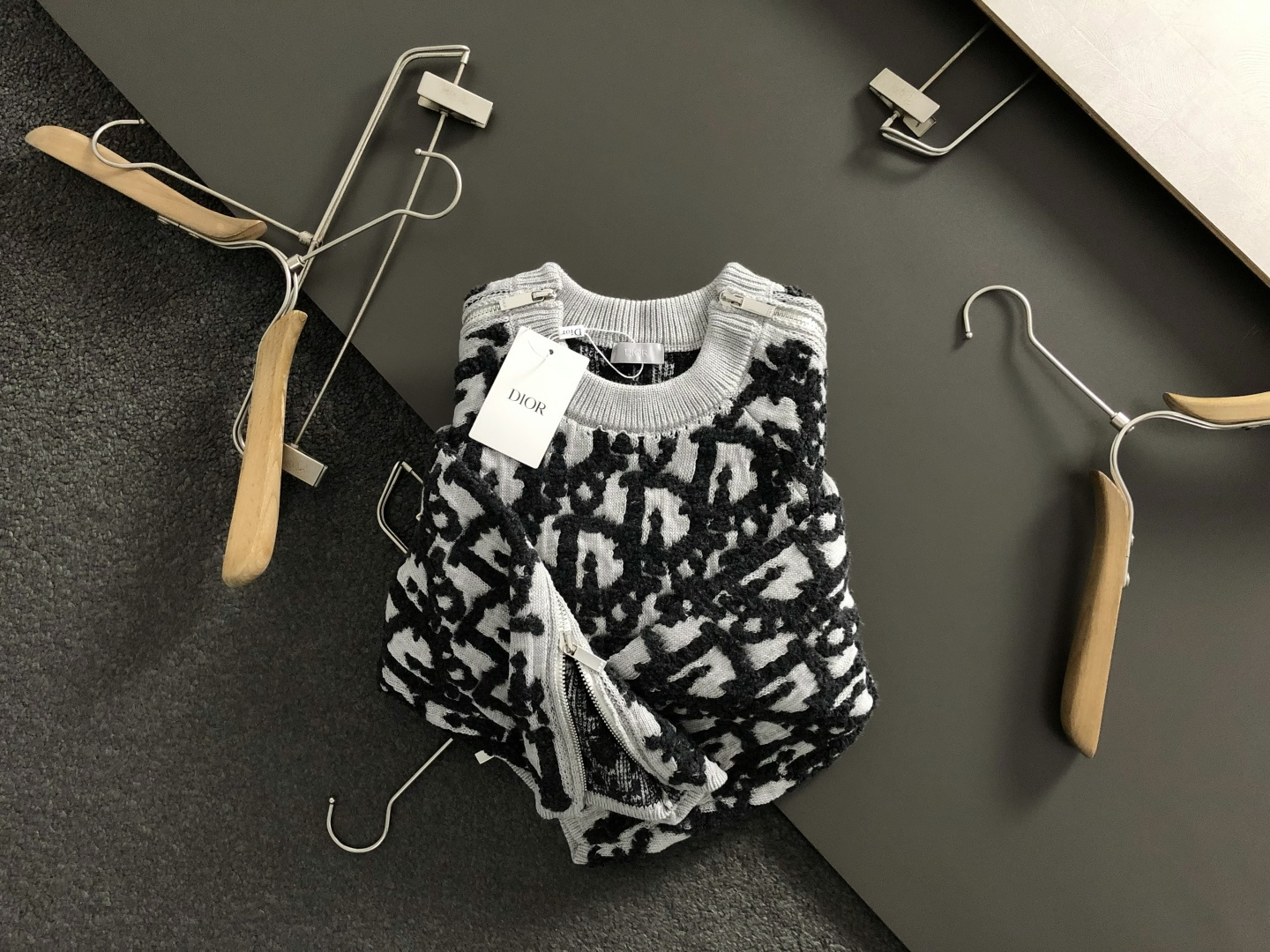 NO:622547,Dir**fitted fit S-L  The 2025 autumn and winter all-over jacquard sweater is mainly decorated with zipper technology elements and cleverly integrated with letter elements, breaking the monotony of traditional wool and showing individuality and uninhibitedness. The three-dimensional tailoring fits the body shape, and the design is neat and stylish, easily elongating the leg lines, creating a casual and free casual style. High-quality fabric  The material is comfortable and warm, has both thermal insulation and comfort, and is suitable for daily outings or light outdoor scenes. The triangular jacquard embellishment on the back adds a fashionable texture. Whether it is a casual look with a T-shirt and jeans, or a layered mix and match style, it can be easily controlled. It is an indispensable fashion item in the autumn and winter transition seasons.  Spot color black burgundy, jeans, tees, t-shirt, alexander wang19860909Dir**合身版型S-L 2025秋冬满幅提花针织衫,以拉链工艺元素点缀为主调,巧妙融入字母元素,打破传统羊毛的单调感,彰显个性与不羁.立体剪裁贴合身形,设计利落有型,轻松拉长腿部线条,打造随性洒脱的休闲风格.优质面料舒适保暖,兼具保温性与舒适感,适合日常出街或轻户外场景.细节后背三角提花点缀,增添时尚质感,无论是搭配T恤牛仔裤的休闲look,还是叠的混搭风,都能轻松驾驭,是秋冬过渡季不可或缺的时尚单品. 现货颜色 黑色 酒红色,,jeans,tees，t-shirt,alexander wang,Men's clothing