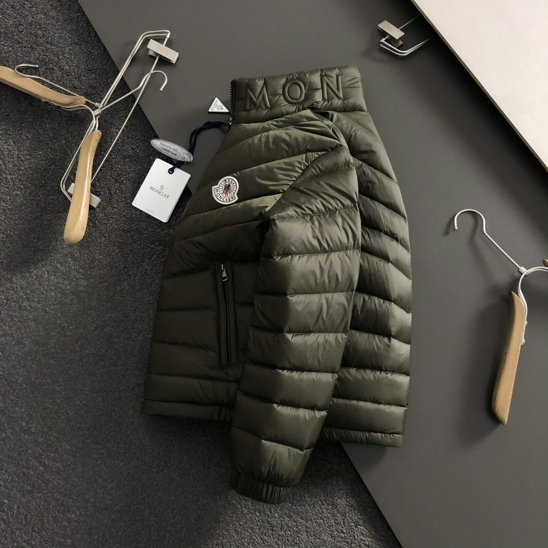 NO:622556,Mon*fitted version 48-56  The 2025 Autumn and Winter 90 White Duck Down Jacket is decorated with letter embossed elements on the trendy rib-style neckline and incorporates chest armband elements. The inner plaid echoes to break the monotony of traditional down, highlighting individuality and uninhibitedness. The three-dimensional tailoring fits the body shape, and the design is neat and stylish, easily elongating the leg lines, creating a casual and free look.  Casual style. The high-quality fabric is comfortable and warm, with both thermal insulation and comfort. It is suitable for daily outings or light outdoor scenes. The triangular jacquard embellishment on the back adds a fashionable texture. Whether it is a casual look with T-shirts and jeans, or a layered mix and match style, it can be easily controlled. It is an indispensable fashion item in the autumn and winter transition seasons.  Available colors: black, white, jeans, jackets & coats, tees, t-shirt, down jacket, alexander wang19860909Mon*合身版型48-56 2025秋冬90白鸭绒羽绒外套,以潮流排骨风格领口字母压花元素点缀为主调,融入胸口袖标元素,内里格纹呼应打破传统羽绒的单调感,彰显个性与不羁.立体剪裁贴合身形,设计利落有型,轻松拉长腿部线条,打造随性洒脱的休闲风格.优质面料舒适保暖,兼具保温性与舒适感,适合日常出街或轻户外场景.细节后背三角提花点缀,增添时尚质感,无论是搭配T恤牛仔裤的休闲look,还是叠的混搭风,都能轻松驾驭,是秋冬过渡季不可或缺的时尚单品. 现货颜色 黑色 白色,,jeans,jackets & coats,tees，t-shirt,down jacket,alexander wang,Men's clothing