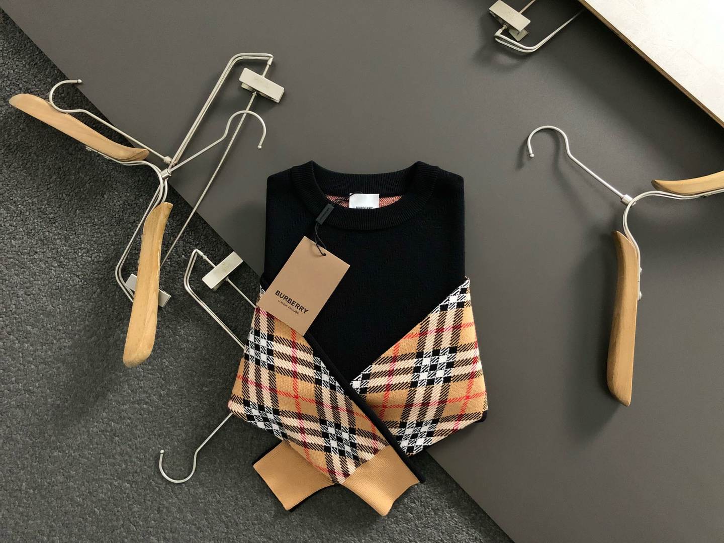 NO:622546,BBR** slightly wide version M-xxxl  The 2025 autumn and winter plaid wool sweater is mainly decorated with contrasting plaid splicing craftsmanship elements, and cleverly hollowed out diamond grid elements, breaking the monotony of traditional wool, highlighting individuality and uninhibitedness. The three-dimensional tailoring fits the body shape, and the design is neat and stylish, easily elongating the leg lines, creating a casual and free casual style. High quality  The fabric is comfortable and warm, has both thermal insulation and comfort, and is suitable for daily outings or light outdoor scenes. The triangular jacquard embellishment on the back adds a fashionable texture. Whether it is a casual look with a T-shirt and jeans, or a layered mix and match style, it can be easily controlled. It is an indispensable fashion item in the autumn and winter transition seasons.  Spot color black burgundy, jeans, tees, t-shirt, alexander wang19860909BBR**微宽版型M-xxxl 2025秋冬格纹羊毛衫,以撞色格纹拼接工艺元素点缀为主调,巧妙镂空菱形格元素,打破传统羊毛的单调感,彰显个性与不羁.立体剪裁贴合身形,设计利落有型,轻松拉长腿部线条,打造随性洒脱的休闲风格.优质面料舒适保暖,兼具保温性与舒适感,适合日常出街或轻户外场景.细节后背三角提花点缀,增添时尚质感,无论是搭配T恤牛仔裤的休闲look,还是叠的混搭风,都能轻松驾驭,是秋冬过渡季不可或缺的时尚单品. 现货颜色 黑色 酒红色,,jeans,tees，t-shirt,alexander wang,Men's clothing