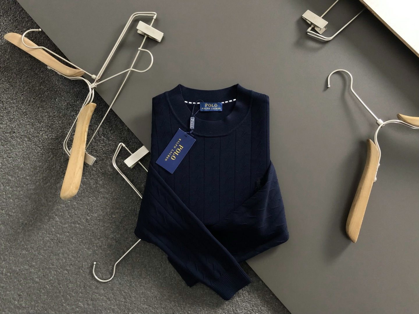 NO:622550,Polo* fit M-XXXl  The 2025 autumn and winter fashion brand sweaters are mainly decorated with stripes and cleverly incorporate knight elements, breaking the monotony of traditional sweaters and showing individuality and uninhibitedness. The three-dimensional tailoring fits the body shape, the design is neat and stylish, and it can easily lengthen the leg lines, creating a casual and free style. High-quality fabrics  It is stiff and wear-resistant, has both breathability and comfort, and is suitable for daily outings or light outdoor scenes. The details are embellished with webbing to add a fashionable texture. Whether it is a casual look with T-shirts and jeans, or a mixed style layered, it can be easily controlled. It is an indispensable fashion item in the autumn and winter transition seasons.  Available now for sale M-XXXL,,jeans,tees,t-shirt,alexander wang19860909Polo*合身版型M-XXXl 2025秋冬潮牌针织衫,以条纹点缀为主调,巧妙融入骑士元素,打破传统针织衫的单调感,彰显个性与不羁.立体剪裁贴合身形,设计利落有型,轻松拉长腿部线条,打造随性洒脱的休闲风格.优质面料挺括耐磨,兼具透气性与舒适感,适合日常出街或轻户外场景.细节织带点缀,增添时尚质感,无论是搭配T恤牛仔裤的休闲look,还是叠的混搭风,都能轻松驾驭,是秋冬过渡季不可或缺的时尚单品. 现货发售发售M-XXXL,,jeans,tees，t-shirt,alexander wang,Men's clothing