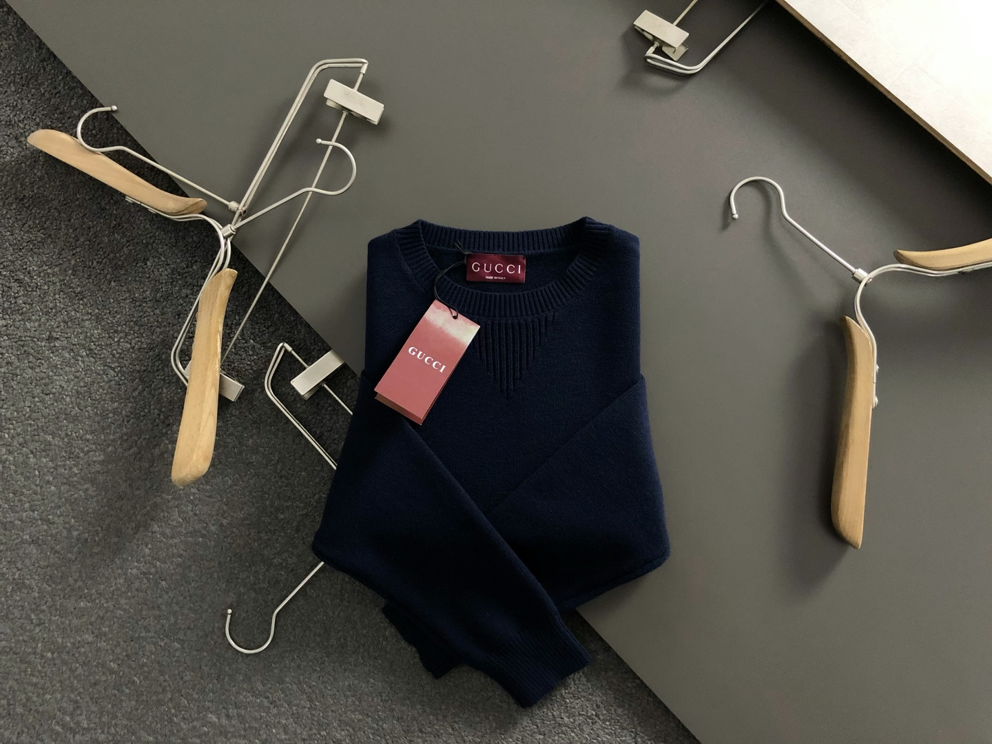 NO:622553,Gucc fit S-Xl  The 2025 autumn and winter trendy round-neck wool sweater is mainly decorated with letter pocket embroidery elements and clever red logo elements, breaking the monotony of traditional wool sweaters and highlighting individuality and uninhibitedness. The three-dimensional tailoring fits the body shape, and the design is neat and stylish, easily elongating the leg lines, creating a casual and free casual style  Grid. High-quality fabric is stiff and wear-resistant, breathable and comfortable, suitable for daily outings or light outdoor scenes. Detailed webbing embellishments add a fashionable texture. Whether it is a casual look with T-shirts and jeans, or a mixed style layered, it can be easily controlled. It is an indispensable fashion item in the autumn and winter transition seasons.  Available now for sale S-Xl,,gucci,jeans,tees,t-shirt,alexander wang19860909Gucc合身版型S-Xl 2025秋冬潮牌圆领羊毛衫,以经字母口袋刺绣元素点缀为主调,巧妙红色logo元素,打破传统羊毛衫的单调感,彰显个性与不羁.立体剪裁贴合身形,设计利落有型,轻松拉长腿部线条,打造随性洒脱的休闲风格.优质面料挺括耐磨,兼具透气性与舒适感,适合日常出街或轻户外场景.细节织带点缀,增添时尚质感,无论是搭配T恤牛仔裤的休闲look,还是叠的混搭风,都能轻松驾驭,是秋冬过渡季不可或缺的时尚单品. 现货发售发售S-Xl,,gucci,jeans,tees，t-shirt,alexander wang,Men's clothing