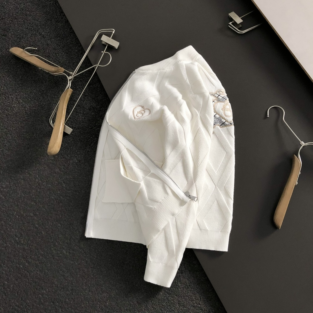 NO:622558,BBR* slightly wide version M-XXXl  The 2025 autumn and winter trendy brand wool knitted cardigan is mainly decorated with contrasting color embellishments of the Love Knight embroidery, and cleverly incorporates hidden zipper elements to break the monotony of traditional sweaters and highlight individuality and uninhibitedness. The three-dimensional tailoring fits the body shape, and the design is neat and stylish, easily elongating the leg lines, creating a casual and easy casual style.  Grid. High-quality fabric is stiff and wear-resistant, breathable and comfortable, suitable for daily outings or light outdoor scenes. Detailed webbing embellishments add a fashionable texture. Whether it is a casual look with T-shirts and jeans, or a mixed style layered, it can be easily controlled. It is an indispensable fashion item in the autumn and winter transition seasons.  Available now for sale M-XXXL,,jeans,tees,t-shirt,alexander wang19860909BBR*微宽版型M-XXXl 2025秋冬潮牌羊毛针织开衫,以爱心骑士刺绣撞色点缀为主调,巧妙融入暗纹拉链元素,打破传统针织衫的单调感,彰显个性与不羁.立体剪裁贴合身形,设计利落有型,轻松拉长腿部线条,打造随性洒脱的休闲风格.优质面料挺括耐磨,兼具透气性与舒适感,适合日常出街或轻户外场景.细节织带点缀,增添时尚质感,无论是搭配T恤牛仔裤的休闲look,还是叠的混搭风,都能轻松驾驭,是秋冬过渡季不可或缺的时尚单品. 现货发售发售M-XXXL,,jeans,tees，t-shirt,alexander wang,Men's clothing