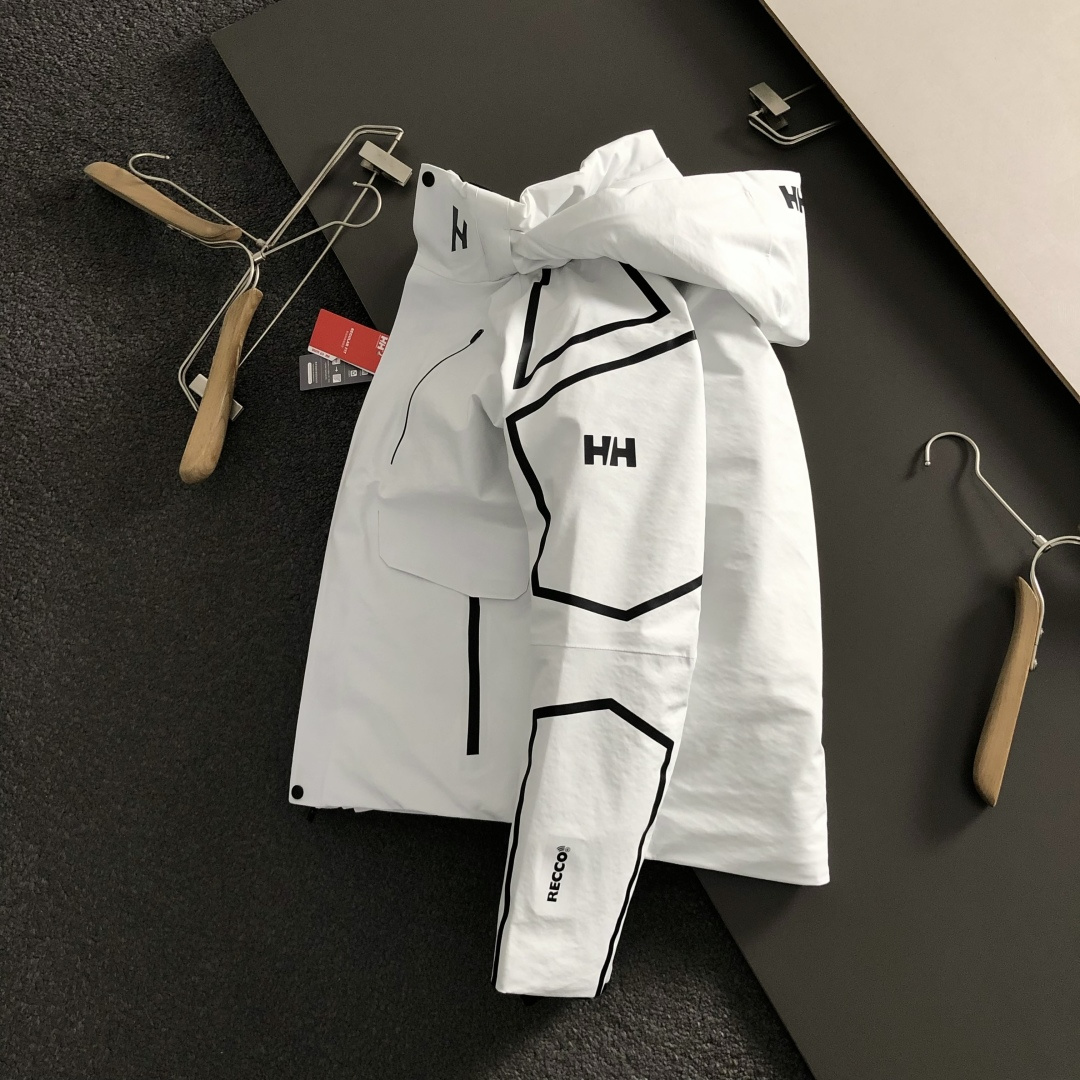 NO:622613,HH* Slightly wide version M-xxxl Norwegian national treasure outdoor brand HELLY HANSEN Snow Warrior outdoor down jacket helly tech high waterproof and breathable three-layer fabric. The inner lining is national standard 90 white duck down waterproof index 0mmH2O moisture permeability index 0g/m/24h. Windproof, rain and snow waterproof, breathable, moisture-wicking, adjustable hood, fits the head, resists strong wind, high-open waterproof zipper for easy access.  Underarm zipper, two-way opening and closing, quick breathability. Size M—3XL. Color: black and white, down jacket, hats, alexander wang19860909HH*微宽版型M-xxxl 挪威国宝级户外品牌 HELLY HANSEN雪地武士户外羽绒服 helly tech高防水透湿三层面料 内里国标90白鸭绒防水指数0mmH2O 透湿指数0g/m/24h 防风防雨雪防水透气吸湿排汗 可调节风帽 贴合头部 抵御强风 高开防水拉链便于其取物 腋下拉链双向开合快速透气 尺码M—3XL 颜色黑 白,,down jacket,hats,alexander wang,Men's clothing