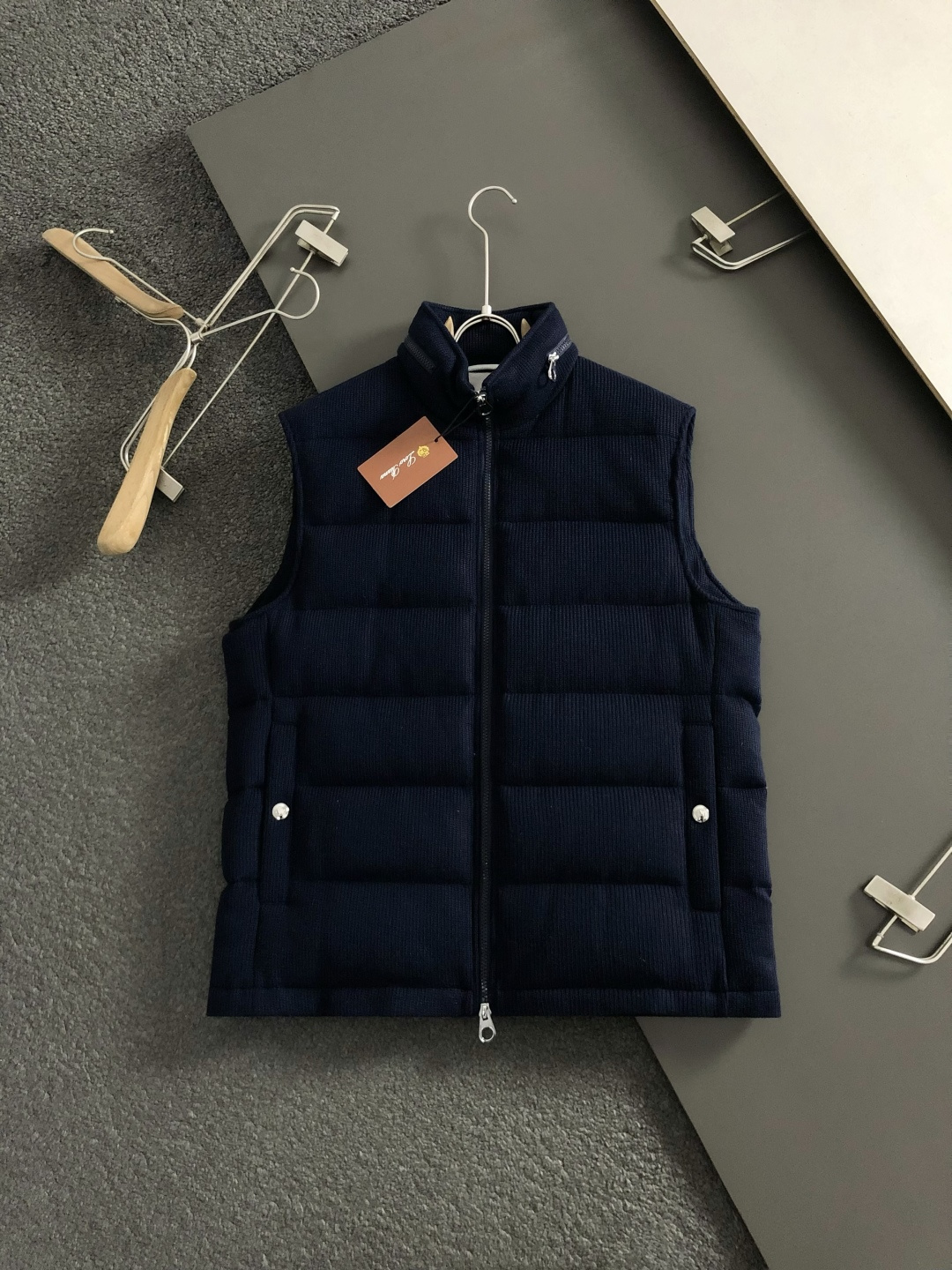 NO:622606,Lp*fitted version 48-56  The 2025 autumn and winter goose down vest is mainly decorated with zippers on the collar and incorporates knitted elements to highlight individuality and uninhibitedness. The three-dimensional tailoring fits the body shape and the design is neat and stylish. It can easily lengthen the leg lines and create a casual and free style. High-quality fabrics are comfortable and warm, and have both  The thermal insulation and comfort make it suitable for daily outings or light outdoor scenes. The triangular jacquard embellishment on the back adds a fashionable texture. Whether it is a casual look with a T-shirt and jeans, or a layered mix and match style, it can be easily controlled. It is an indispensable fashion item in the autumn and winter transition seasons.  Spot color black white, loro piana,jeans,tees,t-shirt,down jacket,alexander wang19860909Lp*合身版型48-56 2025秋冬鹅绒羽绒马甲,以领口拉链点缀为主调,融入针织元素,彰显个性与不羁.立体剪裁贴合身形,设计利落有型,轻松拉长腿部线条,打造随性洒脱的休闲风格.优质面料舒适保暖,兼具保温性与舒适感,适合日常出街或轻户外场景.细节后背三角提花点缀,增添时尚质感,无论是搭配T恤牛仔裤的休闲look,还是叠的混搭风,都能轻松驾驭,是秋冬过渡季不可或缺的时尚单品. 现货颜色 黑色 白色,,loro piana,jeans,tees，t-shirt,down jacket,alexander wang,Men's clothing