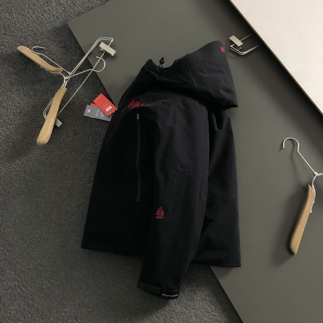 NO:622569,HH*M-xxxl Norwegian national treasure outdoor brand HELLY HANSEN Odin Jiu Jie outdoor down jacket helly tech high waterproof and breathable three-layer fabric. The inner lining is national standard 90 white duck down waterproof index 0mmH2O moisture permeability index 0g/m/24h. Windproof, rain and snow waterproof, breathable, moisture-absorbing and sweat-wicking. Adjustable hood fits the head to resist strong wind. High-open waterproof zipper for easy access. Underarm zipper two-way opening and closing for quick breathability.  Size M—3XL Color black white green, down jacket, hats, alexander wang19860909HH*M-xxxl 挪威国宝级户外品牌 HELLY HANSEN奥丁九界户外羽绒服 helly tech高防水透湿三层面料 内里国标90白鸭绒防水指数0mmH2O 透湿指数0g/m/24h 防风防雨雪防水透气吸湿排汗 可调节风帽 贴合头部 抵御强风 高开防水拉链便于其取物 腋下拉链双向开合快速透气 尺码M—3XL 颜色黑 白 绿,,down jacket,hats,alexander wang,Men's clothing