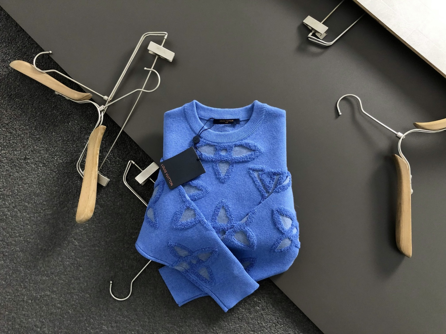 NO:622563,L brand* slightly wide version s-Xl  The 2025 autumn and winter round-neck wool sweater is mainly decorated with three-dimensional embroidery and incorporates counter-presbyopia elements to break the monotony of traditional wool and highlight individuality and uninhibitedness. The three-dimensional tailoring fits the body shape and the design is neat and stylish. It can easily lengthen the leg lines and create a casual and free casual style. High-quality fabrics are comfortable  It is suitable for keeping warm, has both thermal insulation and comfort, and is suitable for daily outings or light outdoor scenes. The triangular jacquard embellishment on the back adds a fashionable texture. Whether it is a casual look with a T-shirt and jeans, or a mixed and matched style, it can be easily controlled. It is an indispensable fashion item in the autumn and winter transition seasons.  Spot color black white, jeans, tees, t-shirt, alexander wang19860909L牌*微宽版型s-Xl 2025秋冬圆领羊毛衫,以立体绣花点缀为主调,融入专柜老花元素,打破传统羊毛的单调感,彰显个性与不羁.立体剪裁贴合身形,设计利落有型,轻松拉长腿部线条,打造随性洒脱的休闲风格.优质面料舒适保暖,兼具保温性与舒适感,适合日常出街或轻户外场景.细节后背三角提花点缀,增添时尚质感,无论是搭配T恤牛仔裤的休闲look,还是叠的混搭风,都能轻松驾驭,是秋冬过渡季不可或缺的时尚单品. 现货颜色 黑色 白色,,jeans,tees，t-shirt,alexander wang,Men's clothing