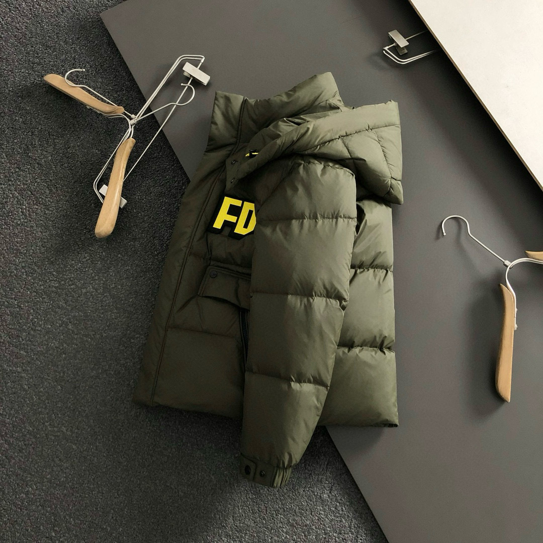 NO:623893,FEND* fit version M-xxxl new new fabric FD leather brand design 90 down down jacket, counter accessories create 90 down duck down pull-down hooded jacket, small label on the chest, multi-process design, simple solid color fabric top design down, warm and fashionable super hot style, made of metal buckles, a model sold simultaneously by Lane Crawford. The version is three-dimensional, the three-dimensional tailoring in line with human body functional aesthetics, the minimalist tone is very handsome. Size number  m-xxxl,,fendi,jackets & coats,down jacket,hats,alexander wang19860909FEND*合身版型M-xxxl 新款新面料FD皮牌设计90绒羽绒服,专柜附件打造90绒鸭绒拉热内里连帽夹克,胸前小标处理,多工艺设计,简约纯色面料顶级设计款羽绒,保暖时尚超级爆款,金属扣打造,连卡佛同步售卖的一个款 版型立体,符合人体机能美学的立体剪裁,极简的调性很帅气.码数 m-xxxl,,fendi,jackets & coats,down jacket,hats,alexander wang,Men's clothing