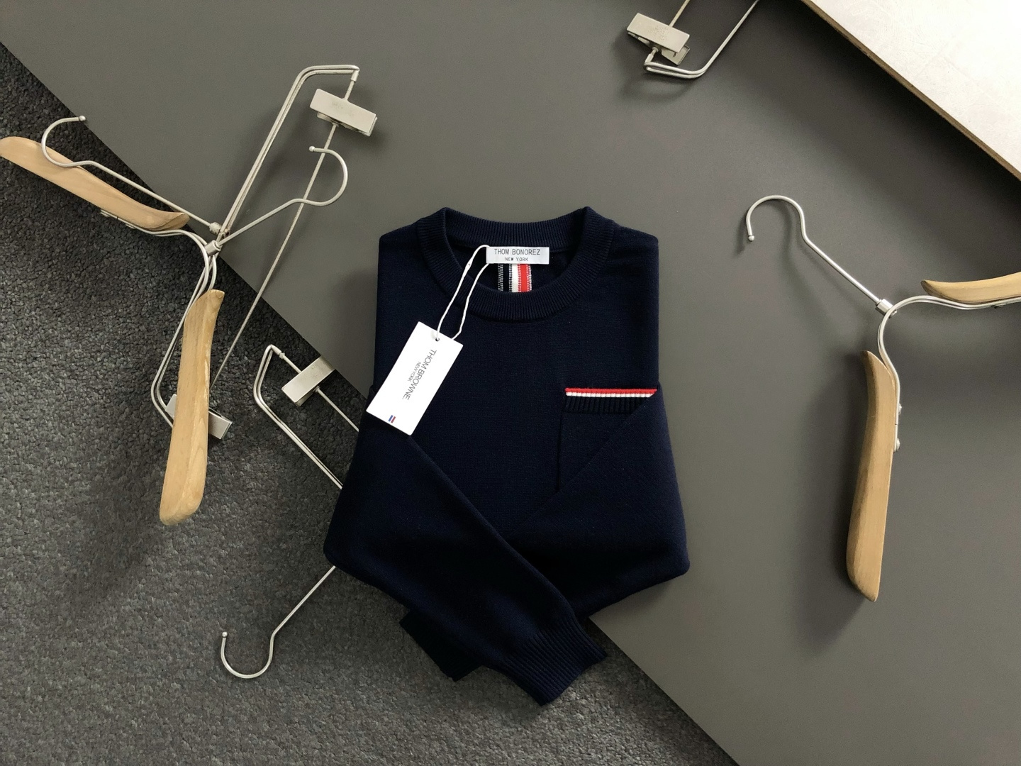 NO:622627,Tb*fitted version M-XXXl  The 2025 autumn and winter fashion brand sweaters are mainly decorated with jacquard pockets and cleverly integrated with hem webbing elements, breaking the monotony of traditional sweaters and highlighting individuality and uninhibitedness. The three-dimensional tailoring fits the body shape, and the design is neat and stylish, easily elongating the leg lines, creating a casual and free casual style. High quality  The fabric is stiff and wear-resistant, breathable and comfortable, and is suitable for daily outings or light outdoor scenes. The detailed webbing embellishments add a fashionable texture. Whether it is a casual look with T-shirts and jeans, or a mixed and matched style, it can be easily controlled. It is an indispensable fashion item in the autumn and winter transition seasons.  Available now for sale M-XXXL,,jeans,tees,t-shirt,alexander wang19860909Tb*合身版型M-XXXl 2025秋冬潮牌针织衫,以提花口袋点缀为主调,巧妙融入下摆织带元素,打破传统针织衫的单调感,彰显个性与不羁.立体剪裁贴合身形,设计利落有型,轻松拉长腿部线条,打造随性洒脱的休闲风格.优质面料挺括耐磨,兼具透气性与舒适感,适合日常出街或轻户外场景.细节织带点缀,增添时尚质感,无论是搭配T恤牛仔裤的休闲look,还是叠的混搭风,都能轻松驾驭,是秋冬过渡季不可或缺的时尚单品. 现货发售发售M-XXXL,,jeans,tees，t-shirt,alexander wang,Men's clothing