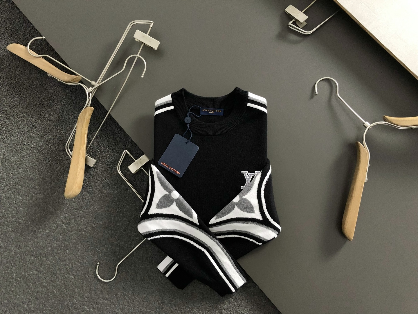 NO:622585,L brand*fitted version M-XXXl  The 2025 autumn and winter trendy brand sweaters are mainly decorated with three-color contrasting jacquard embellishments, and cleverly incorporate letter elements to break the monotony of traditional sweaters and highlight individuality and uninhibitedness. The three-dimensional tailoring fits the body shape, and the design is neat and stylish, easily elongating the leg lines, creating a casual and free style. High quality  The fabric is stiff and wear-resistant, breathable and comfortable, and is suitable for daily outings or light outdoor scenes. The detailed webbing embellishments add a fashionable texture. Whether it is a casual look with T-shirts and jeans, or a mixed and matched style, it can be easily controlled. It is an indispensable fashion item in the autumn and winter transition seasons.  Available now for sale M-XXXL,,jeans,tees,t-shirt,alexander wang19860909L牌*合身版型M-XXXl 2025秋冬潮牌针织衫,以三色撞色提花点缀为主调,巧妙融入字母元素,打破传统针织衫的单调感,彰显个性与不羁.立体剪裁贴合身形,设计利落有型,轻松拉长腿部线条,打造随性洒脱的休闲风格.优质面料挺括耐磨,兼具透气性与舒适感,适合日常出街或轻户外场景.细节织带点缀,增添时尚质感,无论是搭配T恤牛仔裤的休闲look,还是叠的混搭风,都能轻松驾驭,是秋冬过渡季不可或缺的时尚单品. 现货发售发售M-XXXL,,jeans,tees，t-shirt,alexander wang,Men's clothing