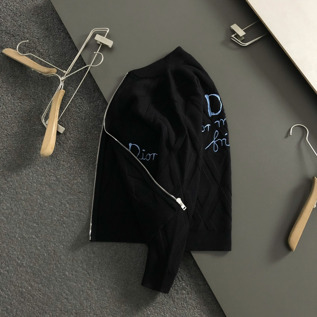 NO:622633,prad*fitted version M-XXXl  The 2025 autumn and winter trendy wool knitted cardigan is mainly decorated with embroidered letters, and cleverly incorporates hidden zipper elements to break the monotony of traditional knitted sweaters and highlight individuality and uninhibitedness. The three-dimensional tailoring fits the body shape, and the design is neat and stylish, easily elongating the leg lines, creating a casual and free casual style.  The high-quality fabric is stiff and wear-resistant, breathable and comfortable, and is suitable for daily outings or light outdoor scenes. The detailed webbing embellishments add a fashionable texture. Whether it is a casual look with T-shirts and jeans, or a mixed style with layers, it can be easily managed. It is an indispensable fashion item in the autumn and winter transition seasons.  Available now for sale M-XXXL,, prada, jeans, tees, t-shirt, alexander wang19860909prad*合身版型M-XXXl 2025秋冬潮牌羊毛针织开衫,以刺绣字母点缀为主调,巧妙融入暗纹拉链元素,打破传统针织衫的单调感,彰显个性与不羁.立体剪裁贴合身形,设计利落有型,轻松拉长腿部线条,打造随性洒脱的休闲风格.优质面料挺括耐磨,兼具透气性与舒适感,适合日常出街或轻户外场景.细节织带点缀,增添时尚质感,无论是搭配T恤牛仔裤的休闲look,还是叠的混搭风,都能轻松驾驭,是秋冬过渡季不可或缺的时尚单品. 现货发售发售M-XXXL,,prada,jeans,tees，t-shirt,alexander wang,Men's clothing