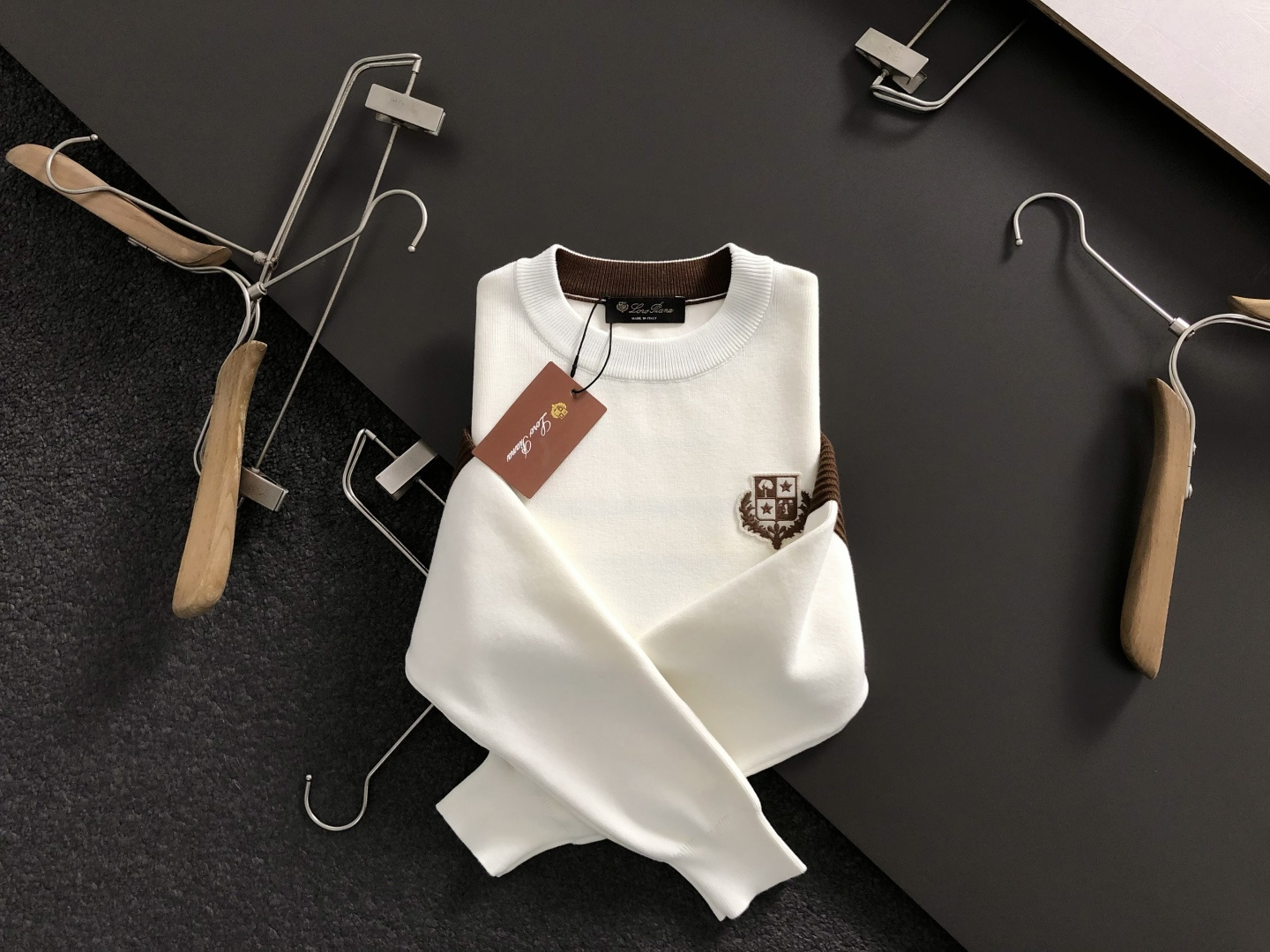 NO:622571,Lp*fitted version M-XXXl  The 2025 autumn and winter trendy brand woolen sweaters are mainly decorated with contrasting coffee colors and clever medal embroidery elements to break the monotony of traditional woolen sweaters and highlight individuality and uninhibitedness. The three-dimensional tailoring fits the body shape and the design is neat and stylish. It can easily lengthen the leg lines and create a casual and free casual style. High-quality surface  The material is stiff and wear-resistant, breathable and comfortable, making it suitable for daily outings or light outdoor scenes. The details are embellished with webbing to add a fashionable texture. Whether it is a casual look with T-shirts and jeans, or a mixed and matched style, it can be easily controlled. It is an indispensable fashion item in the autumn and winter transition seasons.  Available now for sale M-XXXL,,loro piana,jeans,tees,t-shirt,alexander wang19860909Lp*合身版型M-XXXl 2025秋冬潮牌羊毛衫,以咖色撞色点缀为主调,巧妙勋章刺绣元素,打破传统羊毛衫的单调感,彰显个性与不羁.立体剪裁贴合身形,设计利落有型,轻松拉长腿部线条,打造随性洒脱的休闲风格.优质面料挺括耐磨,兼具透气性与舒适感,适合日常出街或轻户外场景.细节织带点缀,增添时尚质感,无论是搭配T恤牛仔裤的休闲look,还是叠的混搭风,都能轻松驾驭,是秋冬过渡季不可或缺的时尚单品. 现货发售发售M-XXXL,,loro piana,jeans,tees，t-shirt,alexander wang,Men's clothing