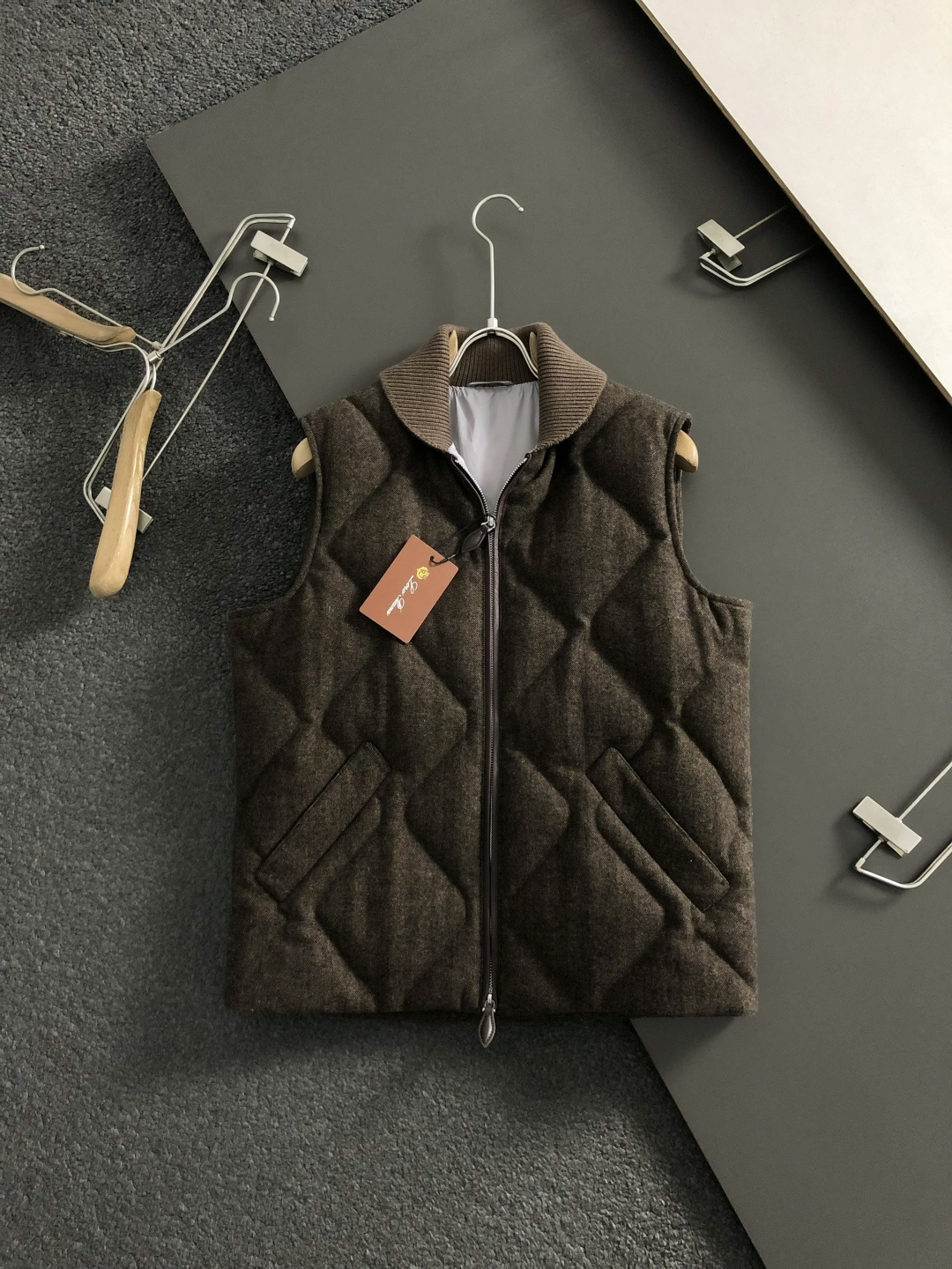 NO:622607,Lp*fitted version 48-56  The 2025 autumn and winter goose down vest is mainly decorated with wool rhombus embossed fabric and incorporates genuine leather accessories to highlight individuality and uninhibitedness. The three-dimensional tailoring fits the body shape and the design is neat and stylish. It can easily lengthen the leg lines and create a casual and casual style. High-quality fabrics are comfortable and warm.  , it has both thermal insulation and comfort, and is suitable for daily outings or light outdoor scenes. The triangular jacquard embellishment on the back adds a fashionable texture. Whether it is a casual look with T-shirts and jeans, or a mixed and matched style, it can be easily controlled. It is an indispensable fashion item in the autumn and winter transition seasons.  Spot color black white, loro piana,jeans,tees,t-shirt,down jacket,alexander wang19860909Lp*合身版型48-56 2025秋冬鹅绒羽绒马甲,以羊毛菱形格压花面料点缀为主调,融入真皮辅料元素,彰显个性与不羁.立体剪裁贴合身形,设计利落有型,轻松拉长腿部线条,打造随性洒脱的休闲风格.优质面料舒适保暖,兼具保温性与舒适感,适合日常出街或轻户外场景.细节后背三角提花点缀,增添时尚质感,无论是搭配T恤牛仔裤的休闲look,还是叠的混搭风,都能轻松驾驭,是秋冬过渡季不可或缺的时尚单品. 现货颜色 黑色 白色,,loro piana,jeans,tees，t-shirt,down jacket,alexander wang,Men's clothing