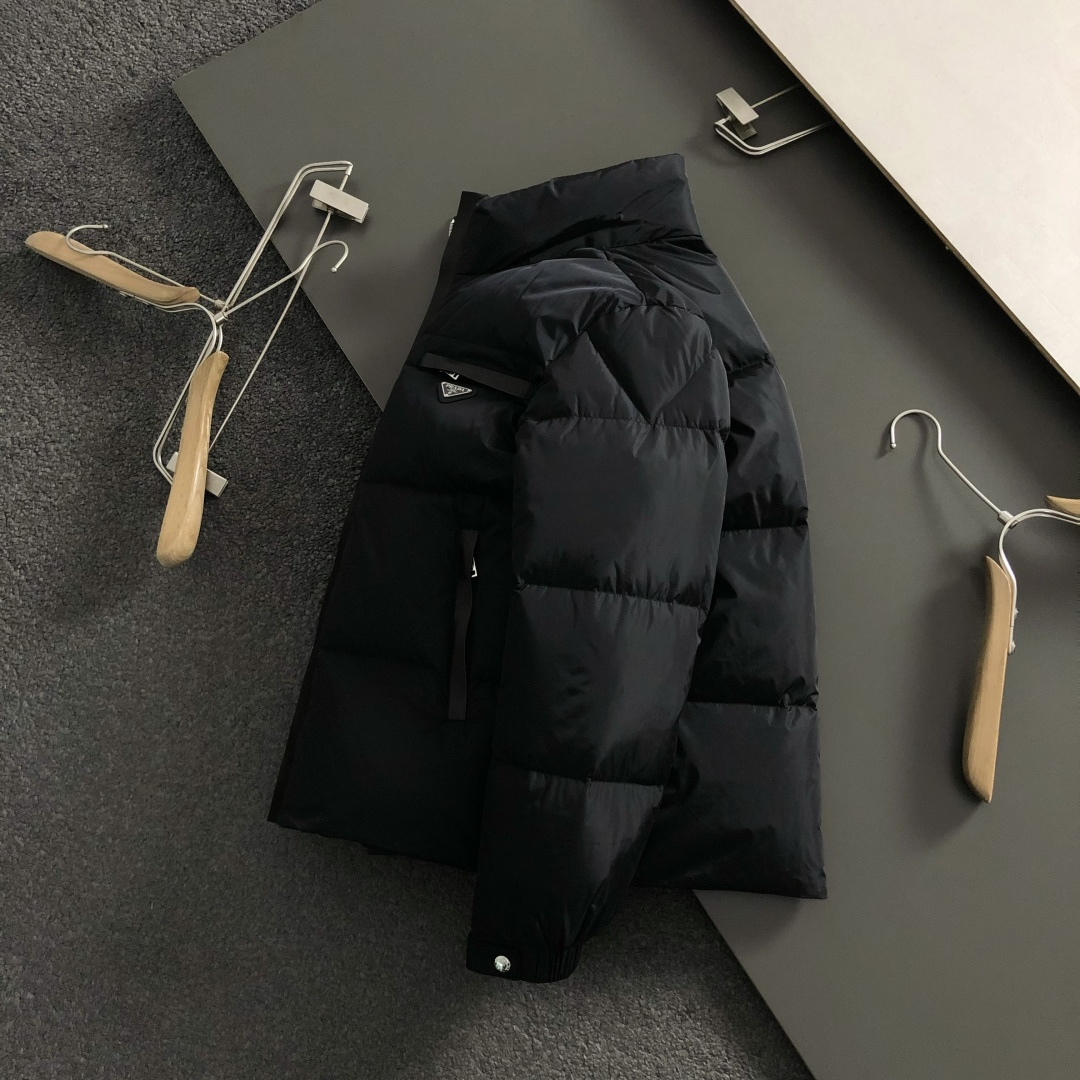 NO:622621,Prad** fitted fit S-xxl  The 2025 autumn and winter 90 white duck down vest is mainly decorated with metal triangle logos and incorporates V-shaped three-dimensional filling elements to break the monotony of traditional down and highlight individuality and uninhibitedness. The three-dimensional tailoring fits the body shape and the design is neat and stylish. It can easily lengthen the leg lines and create a casual and free style. High quality  The fabric is comfortable and warm, has both thermal insulation and comfort, and is suitable for daily outings or light outdoor scenes. The triangular jacquard embellishment on the back adds a fashionable texture. Whether it is a casual look with a T-shirt and jeans, or a layered mix and match style, it can be easily controlled. It is an indispensable fashion item in the autumn and winter transition seasons.  Spot color black white, prada, jeans, tees, t-shirt, down jacket, alexander wang19860909Prad**合身版型S-xxl 2025秋冬90白鸭绒羽绒马甲,以金属三角标点缀为主调,融入V型立体填充元素,打破传统羽绒的单调感,彰显个性与不羁.立体剪裁贴合身形,设计利落有型,轻松拉长腿部线条,打造随性洒脱的休闲风格.优质面料舒适保暖,兼具保温性与舒适感,适合日常出街或轻户外场景.细节后背三角提花点缀,增添时尚质感,无论是搭配T恤牛仔裤的休闲look,还是叠的混搭风,都能轻松驾驭,是秋冬过渡季不可或缺的时尚单品. 现货颜色 黑色 白色,,prada,jeans,tees，t-shirt,down jacket,alexander wang,Men's clothing