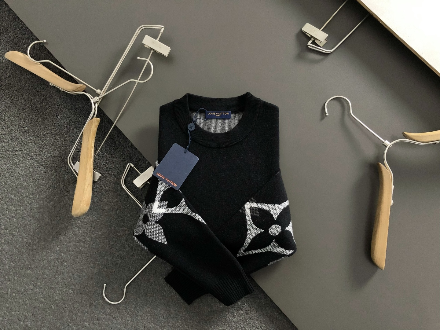 NO:622578,L brand*fitted version M-XXXl  The 2025 Autumn and Winter fashion brand woolen sweaters are mainly decorated with jacquard embellishments and clever presbyopic elements to break the monotony of traditional woolen sweaters and highlight individuality and uninhibitedness. The three-dimensional tailoring fits the body shape and the design is neat and stylish. It can easily lengthen the leg lines and create a casual and free style. High-quality fabrics  It is stiff and wear-resistant, has both breathability and comfort, and is suitable for daily outings or light outdoor scenes. The details are embellished with webbing to add a fashionable texture. Whether it is a casual look with T-shirts and jeans, or a mixed style layered, it can be easily controlled. It is an indispensable fashion item in the autumn and winter transition seasons.  Available now for sale M-XXXL,,jeans,tees,t-shirt,alexander wang19860909L牌*合身版型M-XXXl 2025秋冬潮牌羊毛衫,以提花点缀为主调,巧妙老花元素元素,打破传统羊毛衫的单调感,彰显个性与不羁.立体剪裁贴合身形,设计利落有型,轻松拉长腿部线条,打造随性洒脱的休闲风格.优质面料挺括耐磨,兼具透气性与舒适感,适合日常出街或轻户外场景.细节织带点缀,增添时尚质感,无论是搭配T恤牛仔裤的休闲look,还是叠的混搭风,都能轻松驾驭,是秋冬过渡季不可或缺的时尚单品. 现货发售发售M-XXXL,,jeans,tees，t-shirt,alexander wang,Men's clothing