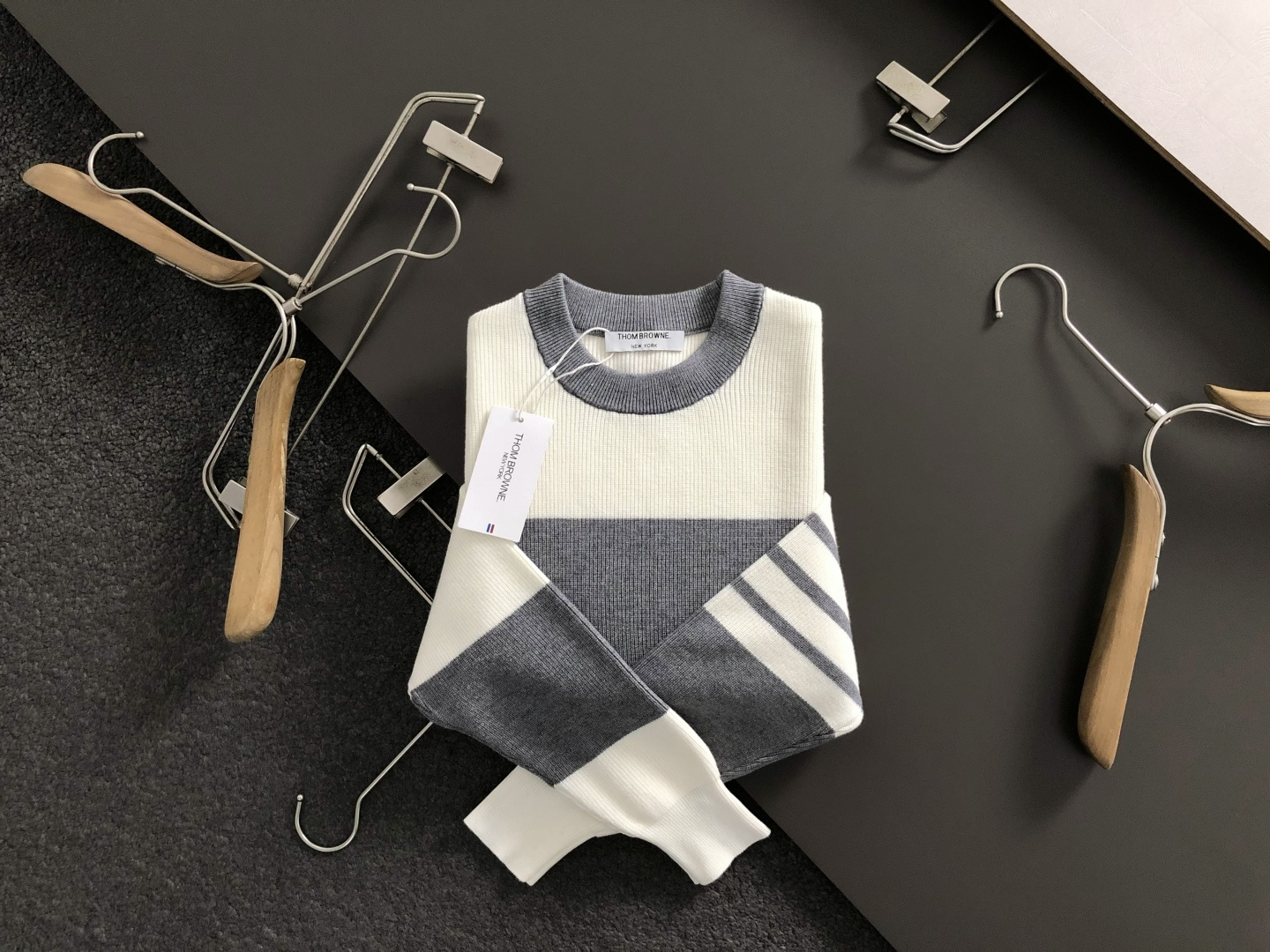 NO:622614,TB* slightly wide version M-XXXl  The 2025 autumn and winter fashion brand sweaters are mainly decorated with black and white contrasting jacquard embellishments, and are cleverly integrated into the 4-bar hem slit webbing splicing elements to break the monotony of traditional sweaters and highlight individuality and uninhibitedness. The three-dimensional tailoring fits the body shape, and the design is neat and stylish, easily elongating the leg lines, creating a casual and easy casual style.  Grid. High-quality fabric is stiff and wear-resistant, breathable and comfortable, suitable for daily outings or light outdoor scenes. Detailed webbing embellishments add a fashionable texture. Whether it is a casual look with T-shirts and jeans, or a mixed style layered, it can be easily controlled. It is an indispensable fashion item in the autumn and winter transition seasons.  Available now for sale M-XXXL,,jeans,tees,t-shirt,alexander wang19860909TB*微宽版型M-XXXl 2025秋冬潮牌针织衫,以黑白撞色提花点缀为主调,巧妙融入4杠下摆开衩织带拼接元素,打破传统针织衫的单调感,彰显个性与不羁.立体剪裁贴合身形,设计利落有型,轻松拉长腿部线条,打造随性洒脱的休闲风格.优质面料挺括耐磨,兼具透气性与舒适感,适合日常出街或轻户外场景.细节织带点缀,增添时尚质感,无论是搭配T恤牛仔裤的休闲look,还是叠的混搭风,都能轻松驾驭,是秋冬过渡季不可或缺的时尚单品. 现货发售发售M-XXXL,,jeans,tees，t-shirt,alexander wang,Men's clothing