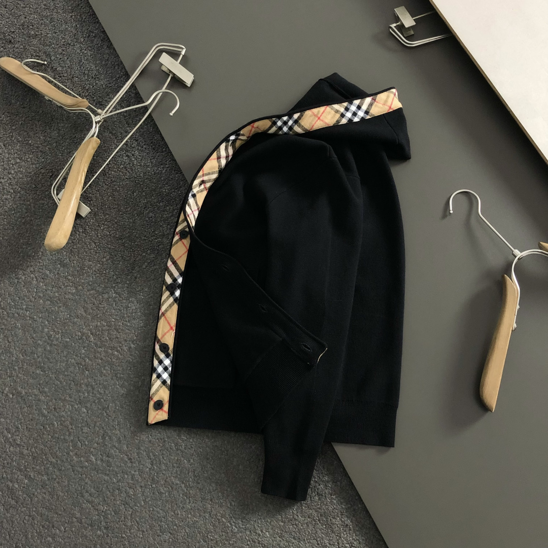 NO:622634,BBR*fitted version M-xxxl  The 2025 autumn and winter buttoned wool sweater is mainly decorated with black plaid splicing elements and incorporates knight epoxy elements to break the monotony of traditional wool and highlight individuality and uninhibitedness. The three-dimensional tailoring fits the body shape and the design is neat and stylish. It can easily lengthen the leg lines and create a casual and free casual style. High-quality fabric  The material is comfortable and warm, has both thermal insulation and comfort, and is suitable for daily outings or light outdoor scenes. The triangular jacquard embellishment on the back adds a fashionable texture. Whether it is a casual look with a T-shirt and jeans, or a layered mix and match style, it can be easily controlled. It is an indispensable fashion item in the autumn and winter transition seasons.  Spot color black white, jeans, tees, t-shirt, alexander wang19860909BBR*合身版型M-xxxl 2025秋冬纽扣羊毛衫,以黑色格纹拼接元素点缀为主调,融入骑士滴胶元素,打破传统羊毛的单调感,彰显个性与不羁.立体剪裁贴合身形,设计利落有型,轻松拉长腿部线条,打造随性洒脱的休闲风格.优质面料舒适保暖,兼具保温性与舒适感,适合日常出街或轻户外场景.细节后背三角提花点缀,增添时尚质感,无论是搭配T恤牛仔裤的休闲look,还是叠的混搭风,都能轻松驾驭,是秋冬过渡季不可或缺的时尚单品. 现货颜色 黑色 白色,,jeans,tees，t-shirt,alexander wang,Men's clothing