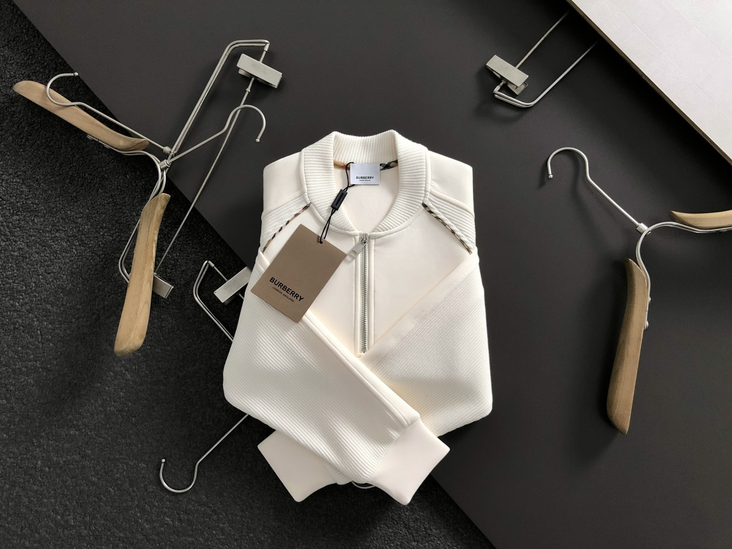 NO:626028,BBR* brushed version M-XXXL 2025 Autumn and Winter Yunrou series zipper plaid patch with embroidered knight logo inside, brushed fashion versatile stand-up collar sweatshirt long sleeves, exquisite crafts counter fabrics, fusion of top elements, complete 3 standards, trendy men's fashion, unparalleled in terms of upper body comfort and existence 170-135 (M) 175-150 (L)  178-160(XL)180-170(XXL) 180-180(XXXL) your,,hoodie,sweatshirts,alexander wang19860909BBR*拉绒版型M-XXXL 2025秋冬云柔系列拉链格纹贴布融合刺绣骑士logo内里拉绒时尚百搭立领卫衣长袖,精致工艺专柜面料,顶级元素融合打造,3标齐全,潮男时尚,无论是上身舒适度还是都是无可比拟的存在 170-135(M) 175-150(L) 178-160(XL)180-170(XXL) 180-180(XXXL) your,,hoodie,sweatshirts,alexander wang,Men's clothing