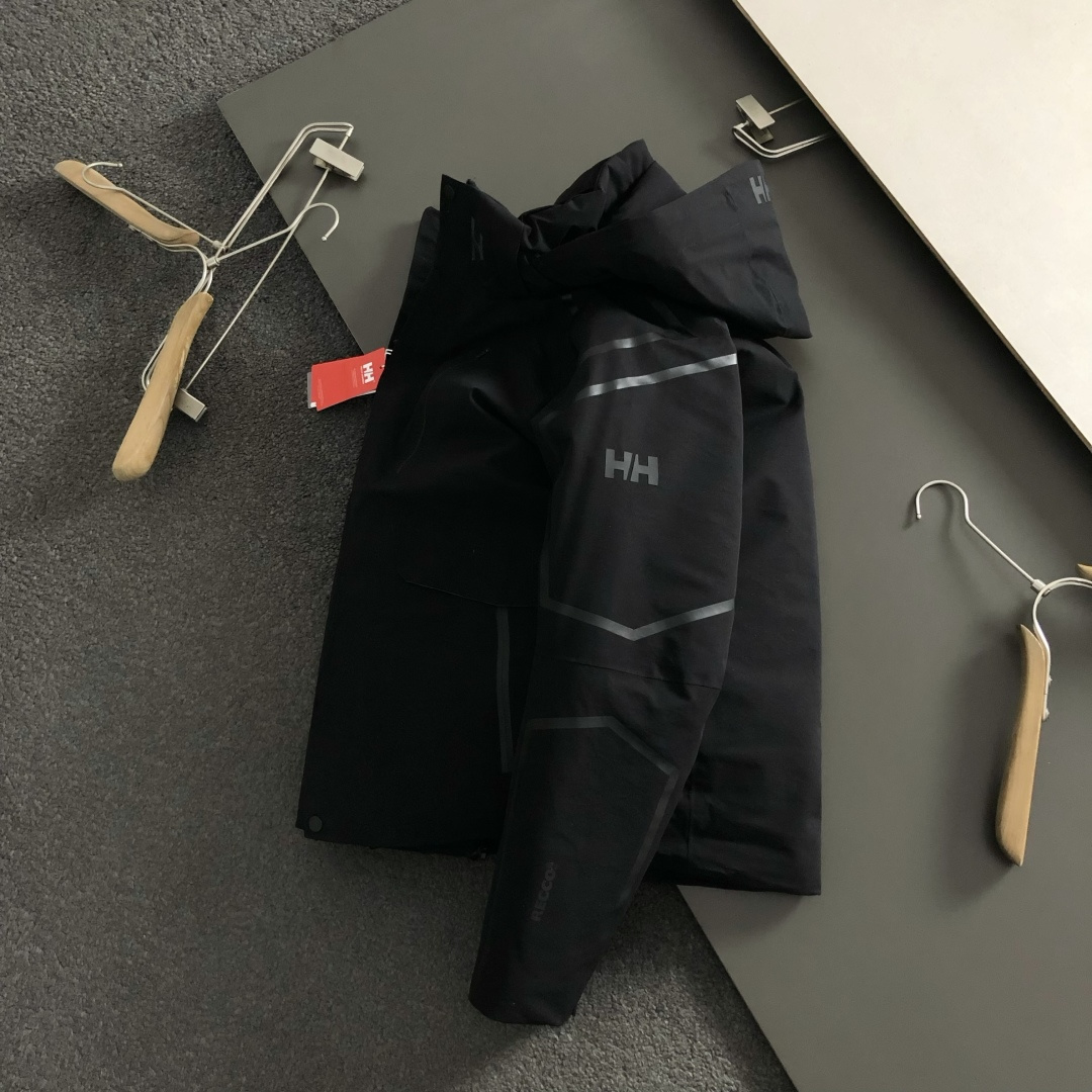 NO:625968,HH* Slightly wide version M-xxxl Norwegian national treasure outdoor brand HELLY HANSEN Snow Warrior outdoor down jacket helly tech high waterproof and breathable three-layer fabric. The inner lining is national standard 90 white duck down waterproof index 0mmH2O moisture permeability index 0g/m/24h. Windproof, rain and snow waterproof, breathable, moisture-wicking, adjustable hood, fits the head, resists strong wind, high-open waterproof zipper for easy access.  Underarm zipper, two-way opening and closing, quick breathability. Size M—3XL. Color: black and white, down jacket, hats, alexander wang19860909HH*微宽版型M-xxxl 挪威国宝级户外品牌 HELLY HANSEN雪地武士户外羽绒服 helly tech高防水透湿三层面料 内里国标90白鸭绒防水指数0mmH2O 透湿指数0g/m/24h 防风防雨雪防水透气吸湿排汗 可调节风帽 贴合头部 抵御强风 高开防水拉链便于其取物 腋下拉链双向开合快速透气 尺码M—3XL 颜色黑 白,,down jacket,hats,alexander wang,Men's clothing