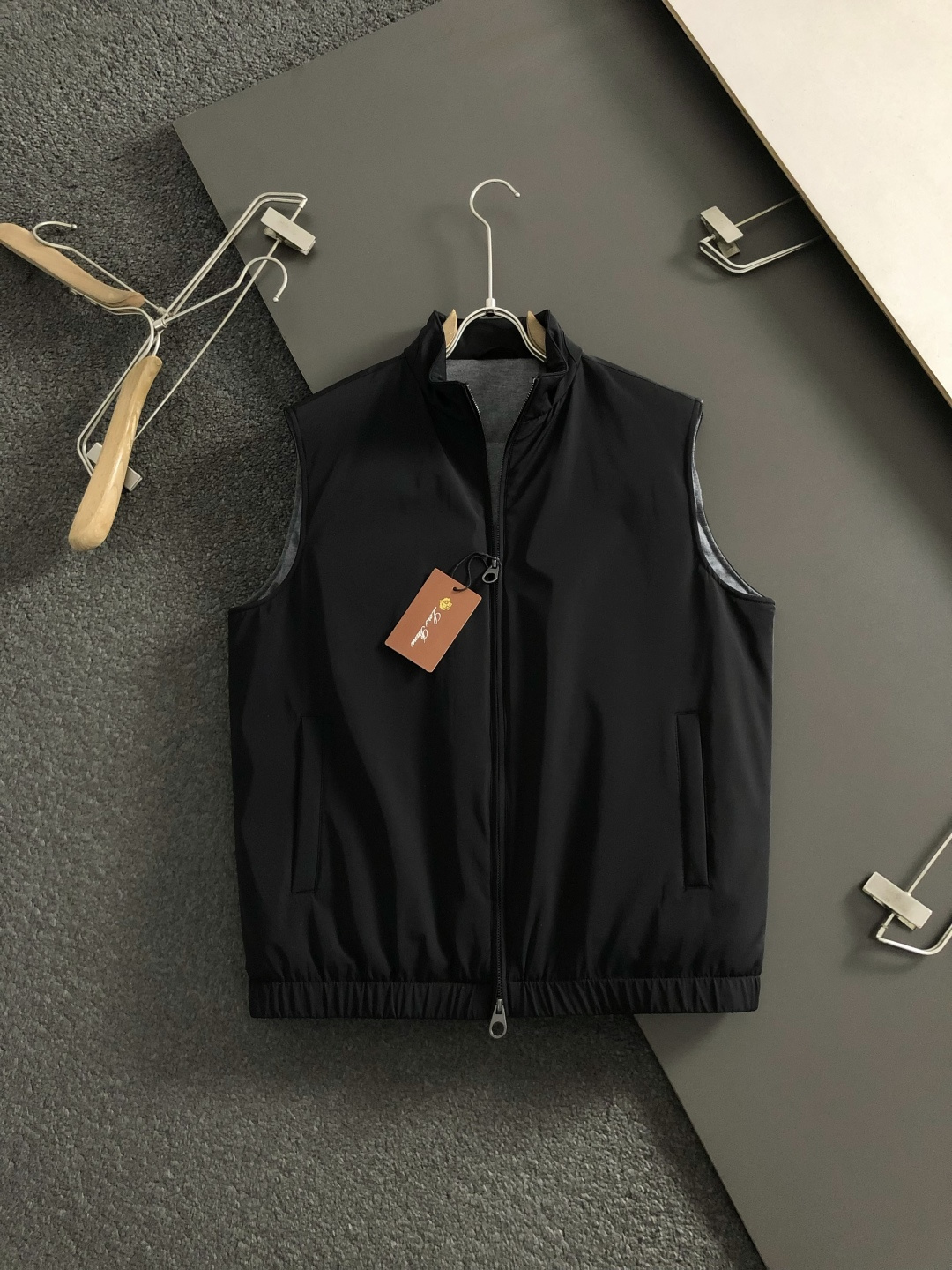 NO:626030,Lp*fitted version 48-56  The 2025 autumn and winter goose down vest is mainly decorated with old-money simple and versatile fabrics, and incorporates genuine leather accessories to highlight individuality and uninhibitedness. The three-dimensional tailoring fits the body shape, and the design is neat and stylish, easily elongating the leg lines, creating a casual and free style. High-quality fabrics are comfortable and warm  , it has both thermal insulation and comfort, and is suitable for daily outings or light outdoor scenes. The triangular jacquard embellishment on the back adds a fashionable texture. Whether it is a casual look with T-shirts and jeans, or a mixed and matched style, it can be easily controlled. It is an indispensable fashion item in the autumn and winter transition seasons.  Spot color black white, loro piana,jeans,tees,t-shirt,down jacket,alexander wang19860909Lp*合身版型48-56 2025秋冬鹅绒羽绒马甲,以老钱简约百搭面料点缀为主调,融入真皮辅料元素,彰显个性与不羁.立体剪裁贴合身形,设计利落有型,轻松拉长腿部线条,打造随性洒脱的休闲风格.优质面料舒适保暖,兼具保温性与舒适感,适合日常出街或轻户外场景.细节后背三角提花点缀,增添时尚质感,无论是搭配T恤牛仔裤的休闲look,还是叠的混搭风,都能轻松驾驭,是秋冬过渡季不可或缺的时尚单品. 现货颜色 黑色 白色,,loro piana,jeans,tees，t-shirt,down jacket,alexander wang,Men's clothing