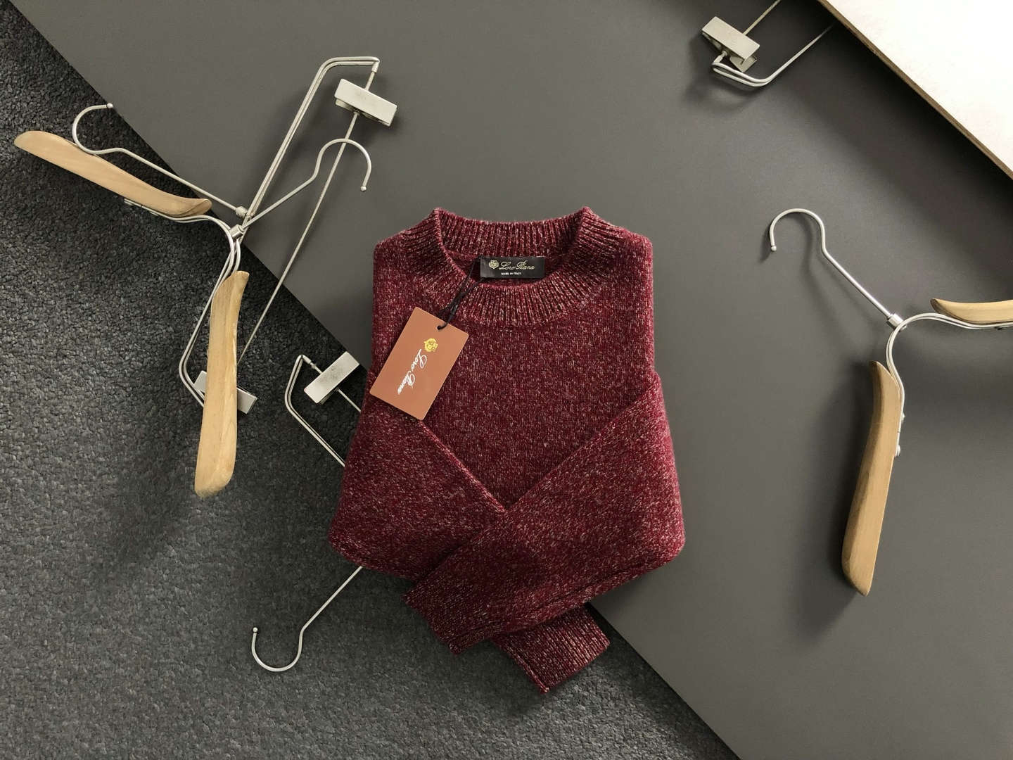 NO:625977,Lp*fitted version M-XXXl  The 2025 autumn and winter trendy brand woolen sweaters feature a red floral gauze solid-color versatile collar as the main theme and clever Lp counter elements to break the monotony of traditional woolen sweaters and highlight individuality and uninhibitedness. The three-dimensional tailoring fits the body shape and the design is neat and stylish. It can easily lengthen the leg lines and create a casual and free casual style. Excellent  The high-quality fabric is crisp and wear-resistant, with both breathability and comfort, making it suitable for daily outings or light outdoor scenes. The detailed webbing embellishments add a fashionable texture. Whether it is a casual look with T-shirts and jeans, or a mixed style with layers, it can be easily managed. It is an indispensable fashion item in the autumn and winter transition seasons.  Available now for sale M-XXXL,,loro piana,jeans,tees,t-shirt,alexander wang19860909Lp*合身版型M-XXXl 2025秋冬潮牌羊毛衫,以红色花纱纯色百搭领为主调,巧妙Lp专柜元素,打破传统羊毛衫的单调感,彰显个性与不羁.立体剪裁贴合身形,设计利落有型,轻松拉长腿部线条,打造随性洒脱的休闲风格.优质面料挺括耐磨,兼具透气性与舒适感,适合日常出街或轻户外场景.细节织带点缀,增添时尚质感,无论是搭配T恤牛仔裤的休闲look,还是叠的混搭风,都能轻松驾驭,是秋冬过渡季不可或缺的时尚单品. 现货发售发售M-XXXL,,loro piana,jeans,tees，t-shirt,alexander wang,Men's clothing