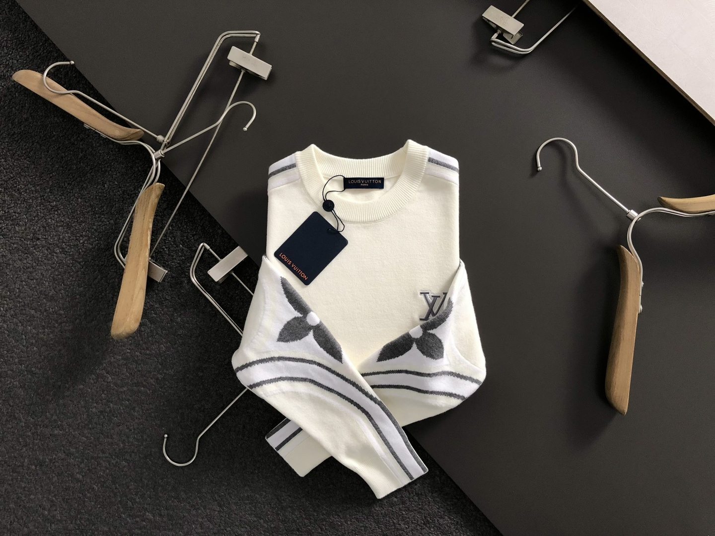 NO:625995,L brand*fitted version M-XXXl  The 2025 autumn and winter trendy brand sweaters are mainly decorated with three-color contrasting jacquard embellishments, and cleverly incorporate letter elements to break the monotony of traditional sweaters and highlight individuality and uninhibitedness. The three-dimensional tailoring fits the body shape, and the design is neat and stylish, easily elongating the leg lines, creating a casual and free style. High quality  The fabric is stiff and wear-resistant, breathable and comfortable, and is suitable for daily outings or light outdoor scenes. The detailed webbing embellishments add a fashionable texture. Whether it is a casual look with T-shirts and jeans, or a mixed and matched style, it can be easily controlled. It is an indispensable fashion item in the autumn and winter transition seasons.  Available now for sale M-XXXL,,jeans,tees,t-shirt,alexander wang19860909L牌*合身版型M-XXXl 2025秋冬潮牌针织衫,以三色撞色提花点缀为主调,巧妙融入字母元素,打破传统针织衫的单调感,彰显个性与不羁.立体剪裁贴合身形,设计利落有型,轻松拉长腿部线条,打造随性洒脱的休闲风格.优质面料挺括耐磨,兼具透气性与舒适感,适合日常出街或轻户外场景.细节织带点缀,增添时尚质感,无论是搭配T恤牛仔裤的休闲look,还是叠的混搭风,都能轻松驾驭,是秋冬过渡季不可或缺的时尚单品. 现货发售发售M-XXXL,,jeans,tees，t-shirt,alexander wang,Men's clothing