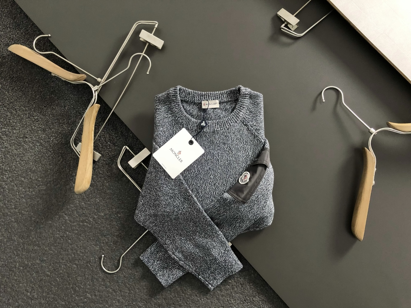 NO:625953,Mon*fitted fit S-Xl  The 2025 autumn and winter trendy brand wool sweater is mainly decorated with gray pocket armband elements. It cleverly incorporates armband matching elements to break the monotony of traditional wool and highlight individuality and uninhibitedness. The three-dimensional tailoring fits the body shape and the design is neat and stylish. It can easily lengthen the leg lines and create a casual and free casual style. High quality  The fabric is comfortable and warm, has both thermal insulation and comfort, and is suitable for daily outings or light outdoor scenes. The triangular jacquard embellishment on the back adds a fashionable texture. Whether it is a casual look with a T-shirt and jeans, or a layered mix and match style, it can be easily controlled. It is an indispensable fashion item in the autumn and winter transition seasons.  Spot color: black, beige, jeans, tees, t-shirt, alexander wang19860909Mon*合身版型S-Xl 2025秋冬潮牌羊毛衫,以灰色口袋袖标元素点缀为主调,巧妙融入袖标搭配元素,打破传统羊毛的单调感,彰显个性与不羁.立体剪裁贴合身形,设计利落有型,轻松拉长腿部线条,打造随性洒脱的休闲风格.优质面料舒适保暖,兼具保温性与舒适感,适合日常出街或轻户外场景.细节后背三角提花点缀,增添时尚质感,无论是搭配T恤牛仔裤的休闲look,还是叠的混搭风,都能轻松驾驭,是秋冬过渡季不可或缺的时尚单品. 现货颜色 黑色 米色,,jeans,tees，t-shirt,alexander wang,Men's clothing