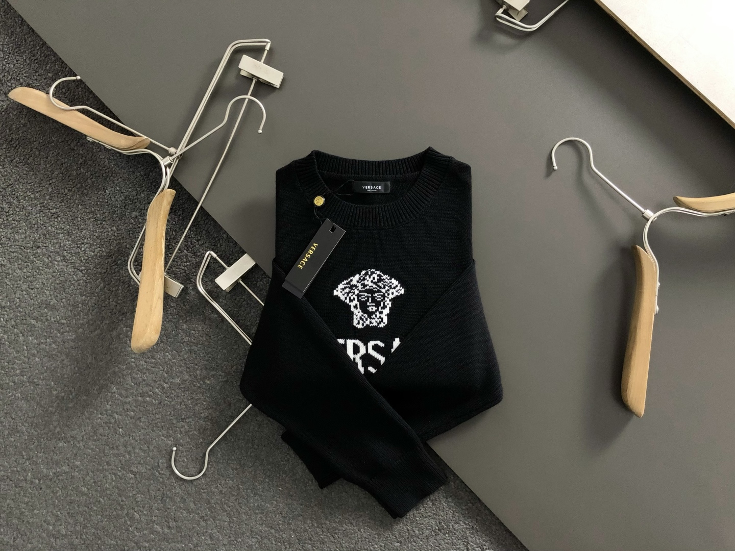 NO:625959,Vers*fitted fit M-xxxl  The 2025 autumn and winter round neck wool sweater is mainly decorated with Medusa jacquard craft elements and clever letter matching elements to break the monotony of traditional wool and highlight individuality and uninhibitedness. The three-dimensional tailoring fits the body shape and the design is neat and stylish. It can easily lengthen the leg lines and create a casual and free style. High-quality fabric  The material is comfortable and warm, has both thermal insulation and comfort, and is suitable for daily outings or light outdoor scenes. The triangular jacquard embellishment on the back adds a fashionable texture. Whether it is a casual look with a T-shirt and jeans, or a layered mix and match style, it can be easily controlled. It is an indispensable fashion item in the autumn and winter transition seasons.  Spot color black beige,versace,jeans,tees,t-shirt,alexander wang19860909Vers*合身版型M-xxxl 2025秋冬圆领羊毛衫,以美杜莎提花工艺元素点缀为主调,巧妙字母搭配元素,打破传统羊毛的单调感,彰显个性与不羁.立体剪裁贴合身形,设计利落有型,轻松拉长腿部线条,打造随性洒脱的休闲风格.优质面料舒适保暖,兼具保温性与舒适感,适合日常出街或轻户外场景.细节后背三角提花点缀,增添时尚质感,无论是搭配T恤牛仔裤的休闲look,还是叠的混搭风,都能轻松驾驭,是秋冬过渡季不可或缺的时尚单品. 现货颜色 黑色 米色,,versace,jeans,tees，t-shirt,alexander wang,Men's clothing