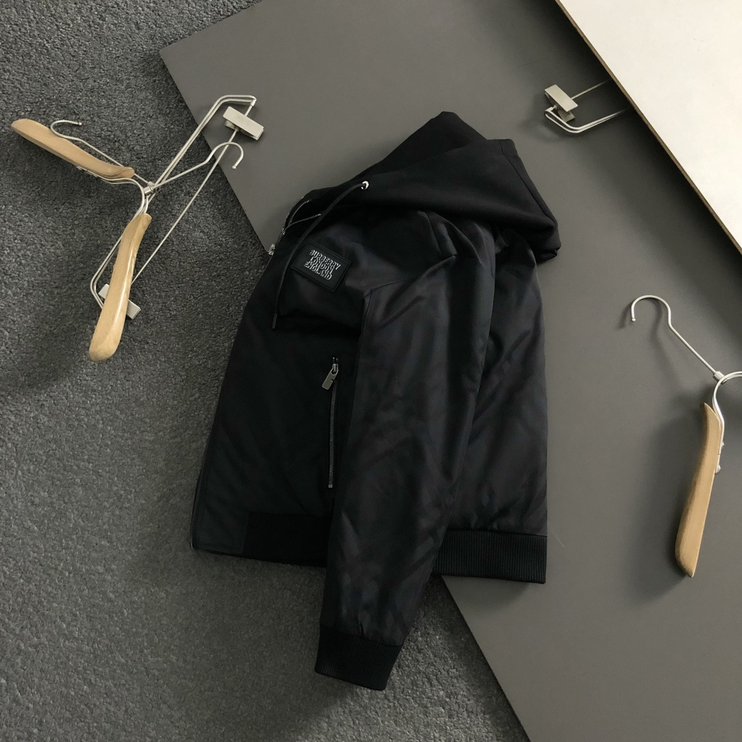 NO:625986,BBR* fit version 48-56  The 2025 autumn and winter down jacket is mainly decorated with double-layer hooded elements and incorporates leather brand counter hardware elements to break the monotony of traditional down and highlight individuality and uninhibitedness. The three-dimensional tailoring fits the body shape and the design is neat and stylish. It can easily lengthen the leg lines and create a casual and free casual style. High-quality fabrics  Comfortable and warm, with both thermal insulation and comfort, it is suitable for daily outings or light outdoor scenes. The triangular jacquard embellishment on the back adds a fashionable texture. Whether it is a casual look with a T-shirt and jeans, or a layered mix and match style, it can be easily controlled. It is an indispensable fashion item in the autumn and winter transition seasons.  Spot color black white,jeans,jackets & coats,tees,t-shirt,down jacket,hats,alexander wang19860909BBR*合身版型48-56 2025秋冬羽绒外套,以双层连帽元素点缀为主调,融入皮牌专柜五金元素,打破传统羽绒的单调感,彰显个性与不羁.立体剪裁贴合身形,设计利落有型,轻松拉长腿部线条,打造随性洒脱的休闲风格.优质面料舒适保暖,兼具保温性与舒适感,适合日常出街或轻户外场景.细节后背三角提花点缀,增添时尚质感,无论是搭配T恤牛仔裤的休闲look,还是叠的混搭风,都能轻松驾驭,是秋冬过渡季不可或缺的时尚单品. 现货颜色 黑色 白色,,jeans,jackets & coats,tees，t-shirt,down jacket,hats,alexander wang,Men's clothing