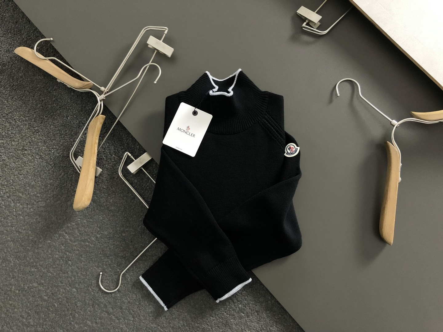 NO:626014,Mon*fitted fit S-Xl  The 2025 autumn and winter trendy brand wool sweater is mainly decorated with black and gray double-layer edge jacquard elements, and cleverly incorporates armband matching elements to break the monotony of traditional wool and highlight individuality and uninhibitedness. The three-dimensional tailoring fits the body shape, and the design is neat and stylish, easily elongating the leg lines, creating a casual and free casual style. Excellent  The high-quality fabric is comfortable and warm, has both thermal insulation and comfort, and is suitable for daily outings or light outdoor scenes. The triangular jacquard embellishment on the back adds a fashionable texture. Whether it is a casual look with a T-shirt and jeans, or a layered mix and match style, it can be easily controlled. It is an indispensable fashion item in the autumn and winter transition seasons.  Spot color: black, beige, jeans, tees, t-shirt, alexander wang19860909Mon*合身版型S-Xl 2025秋冬潮牌羊毛衫,以黑灰双层边缘提花元素点缀为主调,巧妙融入袖标搭配元素,打破传统羊毛的单调感,彰显个性与不羁.立体剪裁贴合身形,设计利落有型,轻松拉长腿部线条,打造随性洒脱的休闲风格.优质面料舒适保暖,兼具保温性与舒适感,适合日常出街或轻户外场景.细节后背三角提花点缀,增添时尚质感,无论是搭配T恤牛仔裤的休闲look,还是叠的混搭风,都能轻松驾驭,是秋冬过渡季不可或缺的时尚单品. 现货颜色 黑色 米色,,jeans,tees，t-shirt,alexander wang,Men's clothing