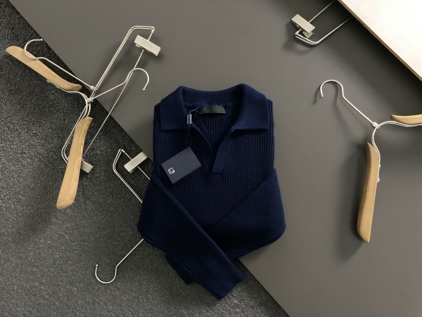 NO:626004,Prad*fitted fit S-Xl  The 2025 autumn and winter trendy cardigan is mainly decorated with seagull collar craft elements and cleverly matched with triangular jacquard elements on the back panel to break the monotony of traditional wool and highlight individuality and uninhibitedness. The three-dimensional tailoring fits the body shape and the design is neat and stylish. It can easily lengthen the leg lines and create a casual and easy casual style. Excellent  The high-quality fabric is comfortable and warm, has both thermal insulation and comfort, and is suitable for daily outings or light outdoor scenes. The triangular jacquard embellishment on the back adds a fashionable texture. Whether it is a casual look with a T-shirt and jeans, or a layered mix and match style, it can be easily controlled. It is an indispensable fashion item in the autumn and winter transition seasons.  Spot color: black, beige, prada, jeans, tees, t-shirt, alexander wang19860909Prad*合身版型S-Xl 2025秋冬潮牌羊毛衫,以海鸥领口工艺元素点缀为主调,巧妙后幅三角提花搭配元素,打破传统羊毛的单调感,彰显个性与不羁.立体剪裁贴合身形,设计利落有型,轻松拉长腿部线条,打造随性洒脱的休闲风格.优质面料舒适保暖,兼具保温性与舒适感,适合日常出街或轻户外场景.细节后背三角提花点缀,增添时尚质感,无论是搭配T恤牛仔裤的休闲look,还是叠的混搭风,都能轻松驾驭,是秋冬过渡季不可或缺的时尚单品. 现货颜色 黑色 米色,,prada,jeans,tees，t-shirt,alexander wang,Men's clothing