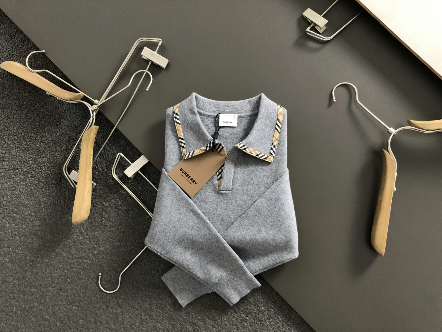 NO:625969,BBR**fitted version M-xxxl  The 2025 autumn and winter seagull collar woolen sweater is mainly decorated with plaid splicing technology elements, and cleverly integrates the elements of knight patches on the back to break the monotony of traditional wool and highlight individuality and uninhibitedness. The three-dimensional tailoring fits the body shape, and the design is neat and stylish, easily elongating the leg lines, creating a casual and free casual style.  The high-quality fabric is comfortable and warm, has both thermal insulation and comfort, and is suitable for daily outings or light outdoor scenes. The triangular jacquard embellishment on the back adds a fashionable texture. Whether it is a casual look with a T-shirt and jeans, or a layered mix and match style, it can be easily managed. It is an indispensable fashion item in the autumn and winter transition seasons.  Spot color black burgundy, jeans, tees, t-shirt, alexander wang19860909BBR**合身版型M-xxxl 2025秋冬海鸥领羊毛衫,以格纹拼接工艺元素点缀为主调,巧妙融入后幅骑士贴布搭配元素,打破传统羊毛的单调感,彰显个性与不羁.立体剪裁贴合身形,设计利落有型,轻松拉长腿部线条,打造随性洒脱的休闲风格.优质面料舒适保暖,兼具保温性与舒适感,适合日常出街或轻户外场景.细节后背三角提花点缀,增添时尚质感,无论是搭配T恤牛仔裤的休闲look,还是叠的混搭风,都能轻松驾驭,是秋冬过渡季不可或缺的时尚单品. 现货颜色 黑色 酒红色,,jeans,tees，t-shirt,alexander wang,Men's clothing