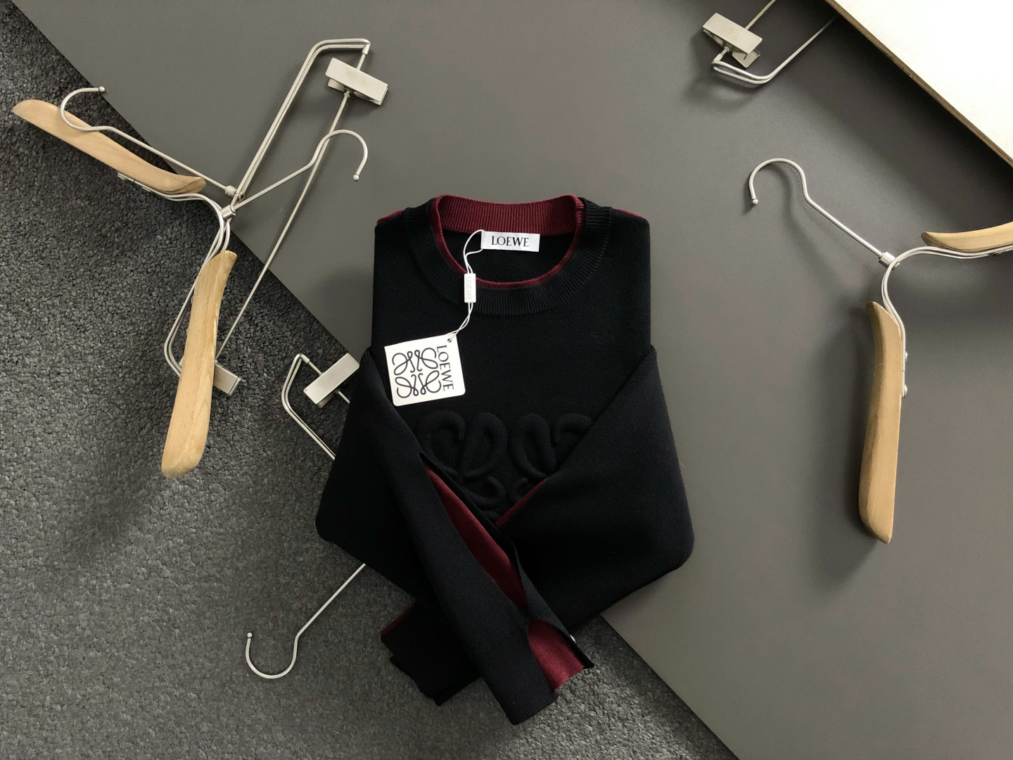 NO:625987,Low* fit M-xxxl  The 2025 autumn and winter round neck woolen sweater is mainly decorated with red and black color-blocked double-layer sleeve elements, and incorporates three-dimensional letter embossed elements to break the monotony of traditional wool and highlight individuality and uninhibitedness. The three-dimensional tailoring fits the body shape, and the design is neat and stylish, easily elongating the leg lines, creating a casual and free casual style. Excellent  The high-quality fabric is comfortable and warm, has both thermal insulation and comfort, and is suitable for daily outings or light outdoor scenes. The triangular jacquard embellishment on the back adds a fashionable texture. Whether it is a casual look with a T-shirt and jeans, or a layered mix and match style, it can be easily controlled. It is an indispensable fashion item in the autumn and winter transition seasons.  Spot color black white, jeans, tees, t-shirt, alexander wang19860909Low*合身版型M-xxxl 2025秋冬圆领羊毛衫,以红黑拼色双层套袖元素点缀为主调,融入字母立体压花元素,打破传统羊毛的单调感,彰显个性与不羁.立体剪裁贴合身形,设计利落有型,轻松拉长腿部线条,打造随性洒脱的休闲风格.优质面料舒适保暖,兼具保温性与舒适感,适合日常出街或轻户外场景.细节后背三角提花点缀,增添时尚质感,无论是搭配T恤牛仔裤的休闲look,还是叠的混搭风,都能轻松驾驭,是秋冬过渡季不可或缺的时尚单品. 现货颜色 黑色 白色,,jeans,tees，t-shirt,alexander wang,Men's clothing