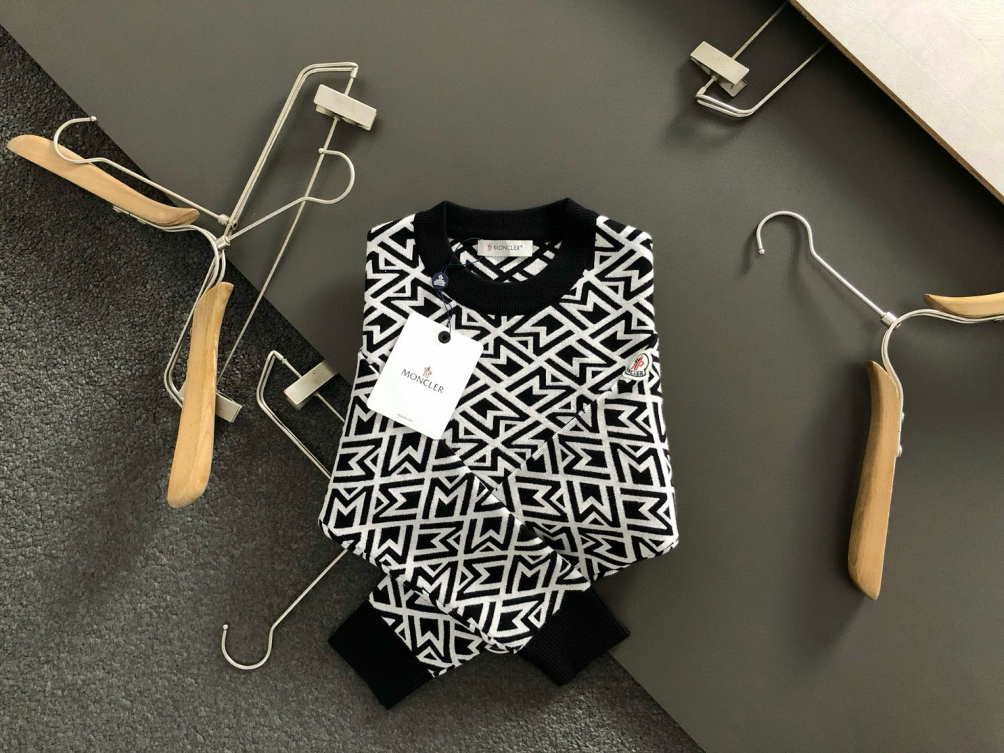 NO:625996,Mon* fit version M-XXXL 2025 autumn and winter black and white jacquard all-over letter crew neck sweater, made with top elements, complete with 3 standards, trendy men's fashion, unparalleled in terms of upper body comfort 170-135(M) 175-150(L) 178-(XL)180-170(XXL) 180-180(XXXL) your,,alexander  wang19860909Mon*合身版型M-XXXL 2025秋冬黑白提花满幅字母圆领针织衫,顶级元素融合打造,3标齐全,潮男时尚,无论是上身舒适度还是都是无可比拟的存在 170-135(M) 175-150(L) 178-(XL)180-170(XXL) 180-180(XXXL) your,,alexander wang,Men's clothing