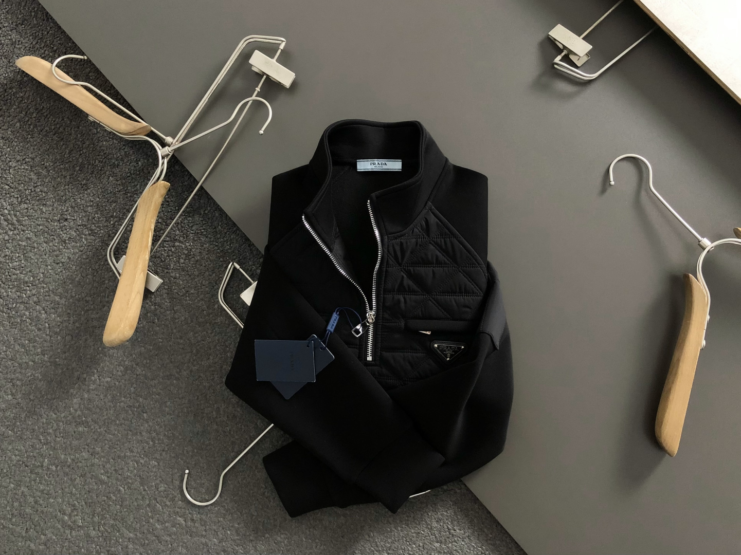 NO:627280,PRAD*fitted version M-XXXl  The 2025 autumn and winter fashion brand Yunrou stitched sweatshirt is mainly decorated with classic triangle elements and cleverly integrated with metal zipper pocket elements to break the monotony of traditional sweatshirts and highlight individuality and uninhibitedness. The three-dimensional tailoring fits the body shape and the design is neat and stylish, easily elongating the leg lines and creating a casual and free casual style.  Grid. High-quality fabric is stiff and wear-resistant, breathable and comfortable, suitable for daily outings or light outdoor scenes. Detailed webbing embellishments add a fashionable texture. Whether it is a casual look with T-shirts and jeans, or a mixed style layered, it can be easily controlled. It is an indispensable fashion item in the autumn and winter transition seasons.  Available now for sale M-XXXL,,prada,hoodie,sweatshirts,jeans,tees,t-shirt,alexander wang19860909PRAD*合身版型M-XXXl 2025秋冬潮牌云柔拼接卫衣,以经典三角元素融点缀为主调,巧妙融入金属拉链口袋元素,打破传统卫衣的单调感,彰显个性与不羁.立体剪裁贴合身形,设计利落有型,轻松拉长腿部线条,打造随性洒脱的休闲风格.优质面料挺括耐磨,兼具透气性与舒适感,适合日常出街或轻户外场景.细节织带点缀,增添时尚质感,无论是搭配T恤牛仔裤的休闲look,还是叠的混搭风,都能轻松驾驭,是秋冬过渡季不可或缺的时尚单品. 现货发售发售M-XXXL,,prada,hoodie,sweatshirts,jeans,tees，t-shirt,alexander wang,Men's clothing