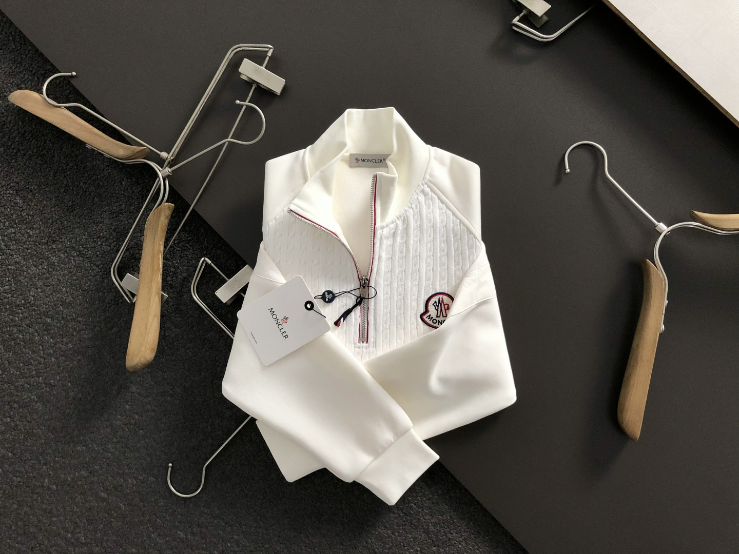 NO:627303,mon* fit version M-XXXL 2025 Autumn and Winter Yunrou series double fabric splicing red and white strokes zipper logo patch inner brushed fashion versatile stand-up collar sweatshirt long sleeves, exquisite crafts counter fabrics, top-level elements are integrated to create, complete 3 standards, trendy men's fashion, both upper body comfort and unparalleled existence 170-135 (M) 175-150 (L)  178-160(XL)180-170(XXL) 180-180(XXXL) your,,hoodie,sweatshirts,alexander wang19860909mon*合身版型M-XXXL 2025秋冬云柔系列双面料拼接红白描边拉链logo贴标内里拉绒时尚百搭立领卫衣长袖,精致工艺专柜面料,顶级元素融合打造,3标齐全,潮男时尚,无论是上身舒适度还是都是无可比拟的存在 170-135(M) 175-150(L) 178-160(XL)180-170(XXL) 180-180(XXXL) your,,hoodie,sweatshirts,alexander wang,Men's clothing