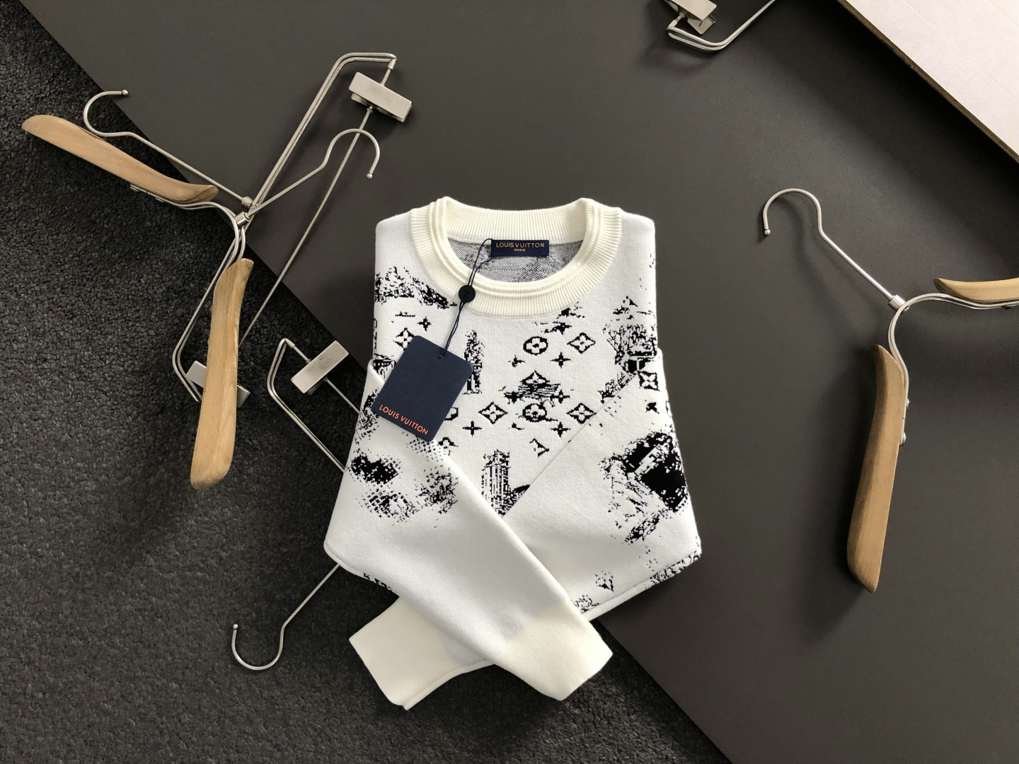 NO:627371,L brand* slightly wide version M-XXXl  The 2025 autumn and winter trendy cardigan is mainly decorated with black and white jacquard, and cleverly integrates urban architectural letter elements, breaking the monotony of traditional woolen sweaters, showing individuality and uninhibitedness. The three-dimensional tailoring fits the body shape, and the design is neat and stylish, easily elongating the leg lines, creating a casual and free casual style. Excellent  The high-quality fabric is crisp and wear-resistant, with both breathability and comfort, making it suitable for daily outings or light outdoor scenes. The detailed webbing embellishments add a fashionable texture. Whether it is a casual look with T-shirts and jeans, or a mixed style with layers, it can be easily managed. It is an indispensable fashion item in the autumn and winter transition seasons.  Available now for sale M-XXXL,,jeans,tees,t-shirt,alexander wang19860909L牌*微宽版型M-XXXl 2025秋冬潮牌羊毛衫,以黑白提花点缀为主调,巧妙融入城市建筑字母元素,打破传统羊毛衫的单调感,彰显个性与不羁.立体剪裁贴合身形,设计利落有型,轻松拉长腿部线条,打造随性洒脱的休闲风格.优质面料挺括耐磨,兼具透气性与舒适感,适合日常出街或轻户外场景.细节织带点缀,增添时尚质感,无论是搭配T恤牛仔裤的休闲look,还是叠的混搭风,都能轻松驾驭,是秋冬过渡季不可或缺的时尚单品. 现货发售发售M-XXXL,,jeans,tees，t-shirt,alexander wang,Men's clothing